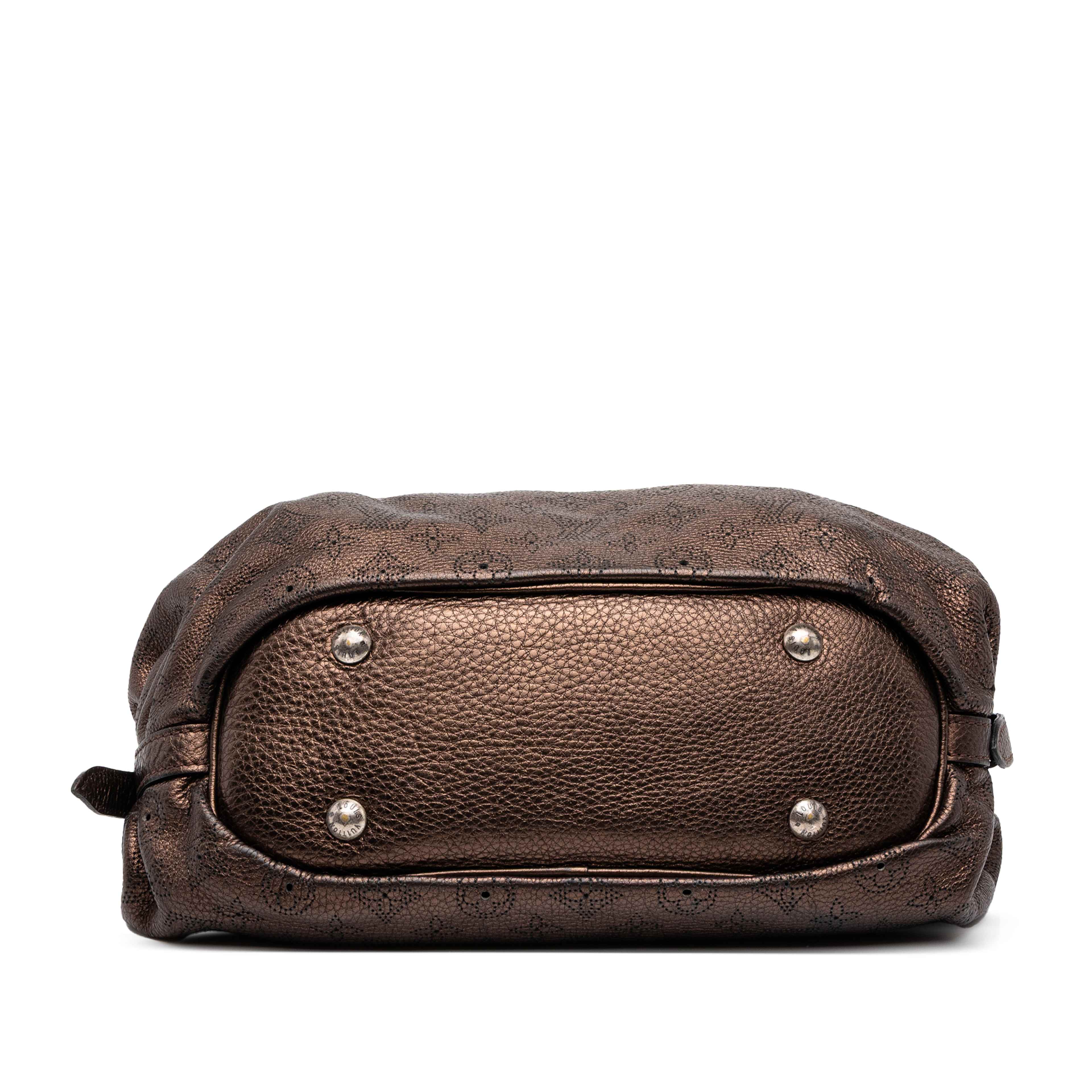 Louis Vuitton Monogram Mahina Xs, från Luxclusif, i färgen brun. Klicka för att öppna bilden i stort format