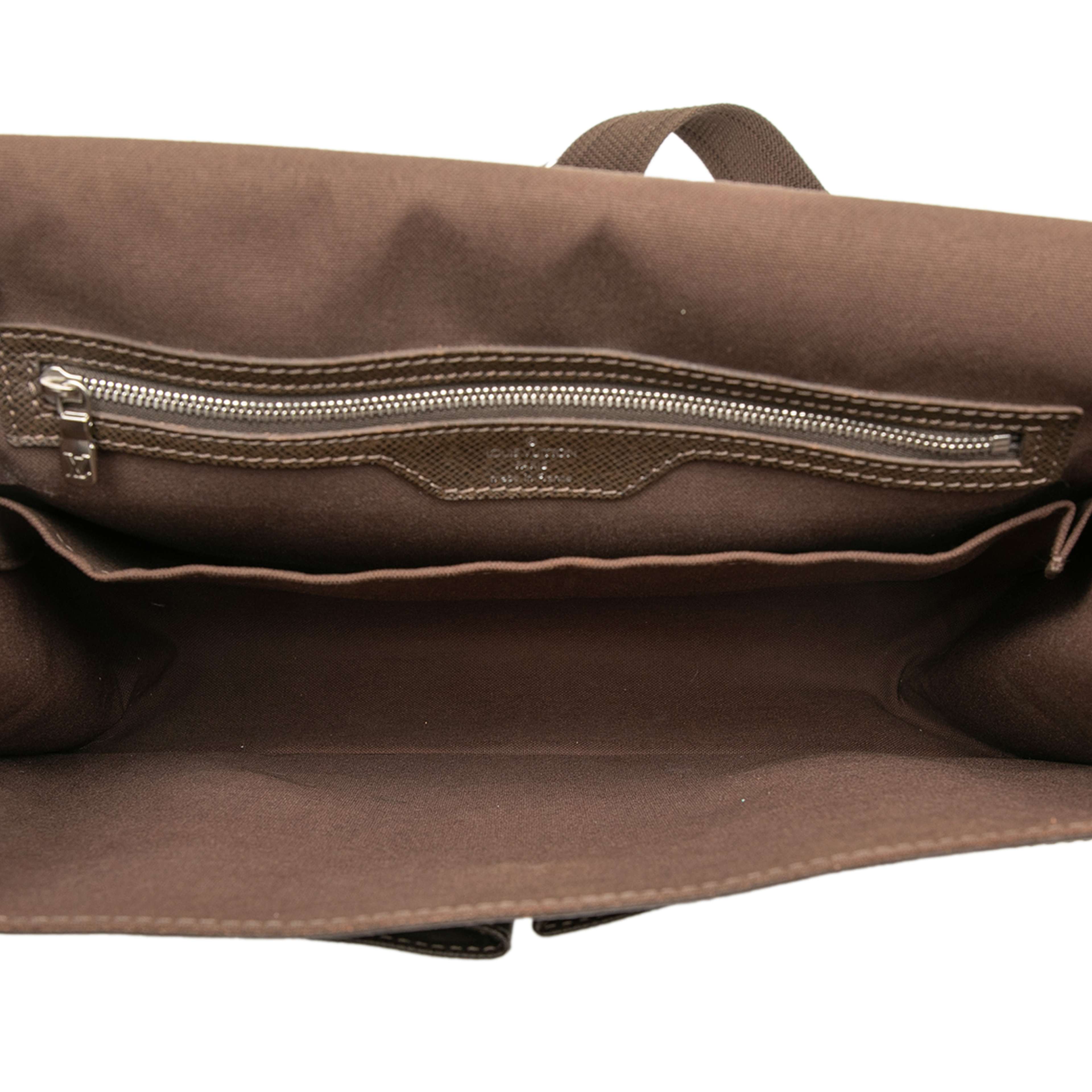 Louis Vuitton Taiga Alexei Messenger, från Luxclusif, i färgen dark brown. Klicka för att öppna bilden i stort format