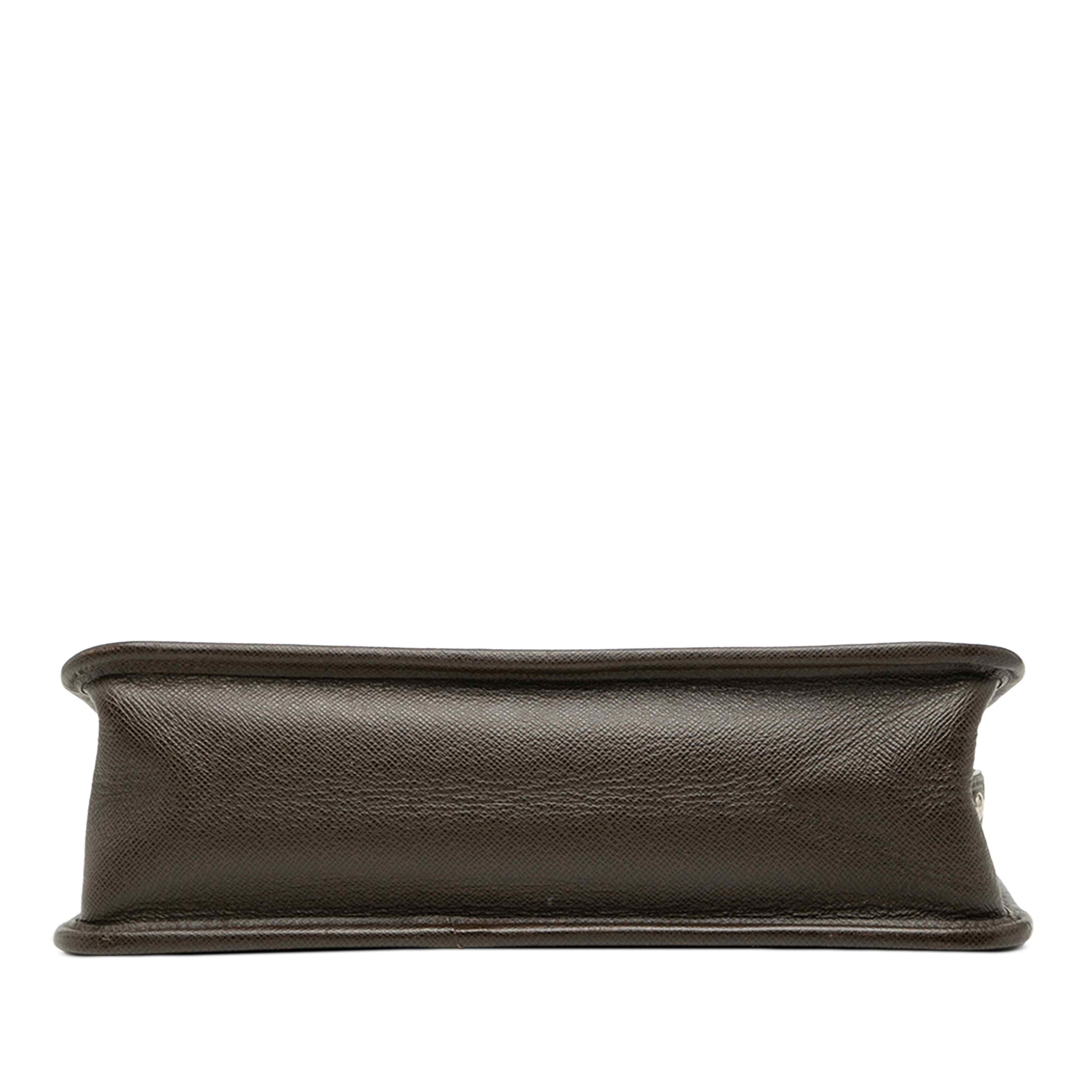 Louis Vuitton Taiga Alexei Messenger, från Luxclusif, i färgen dark brown. Klicka för att öppna bilden i stort format