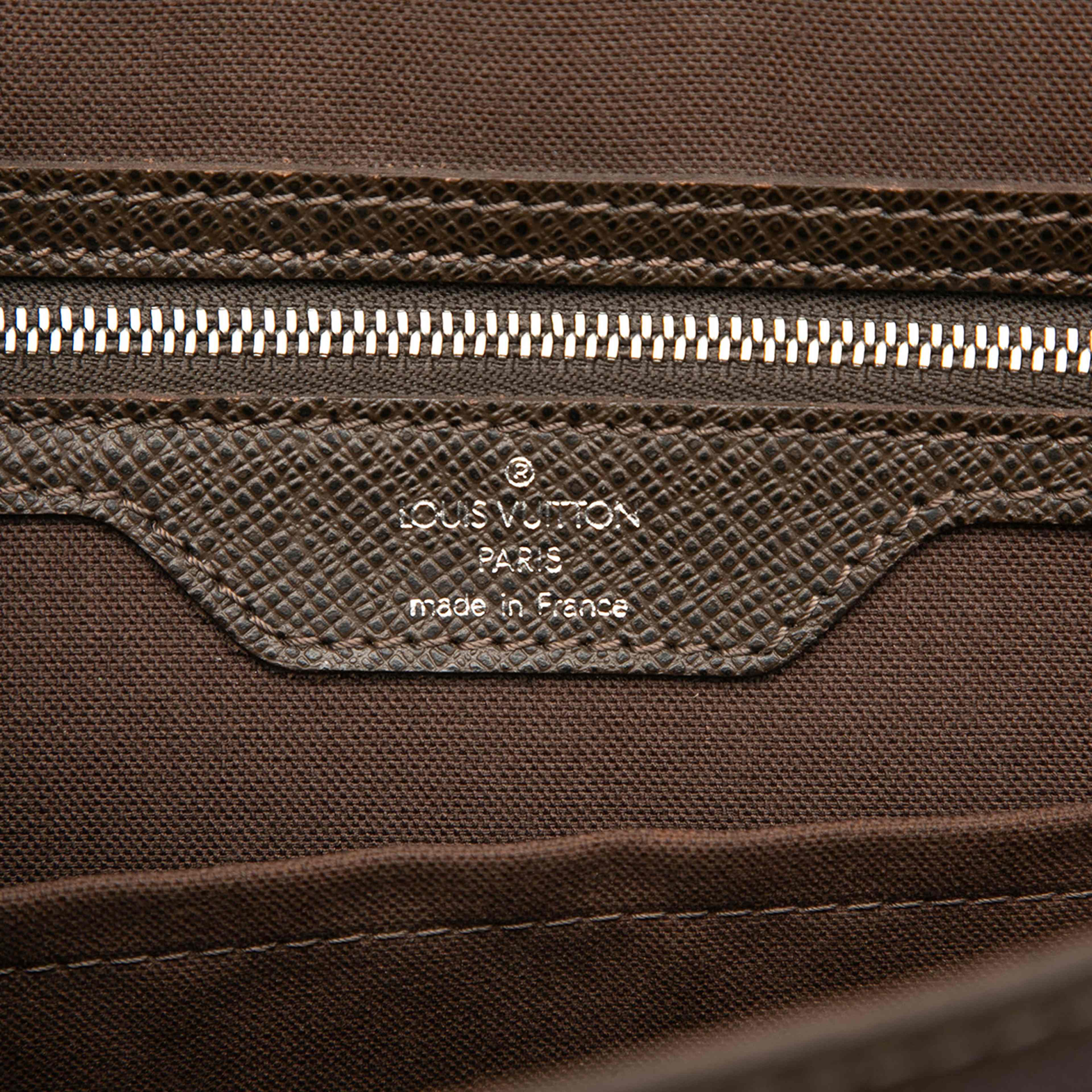 Louis Vuitton Taiga Alexei Messenger, från Luxclusif, i färgen dark brown. Klicka för att öppna bilden i stort format