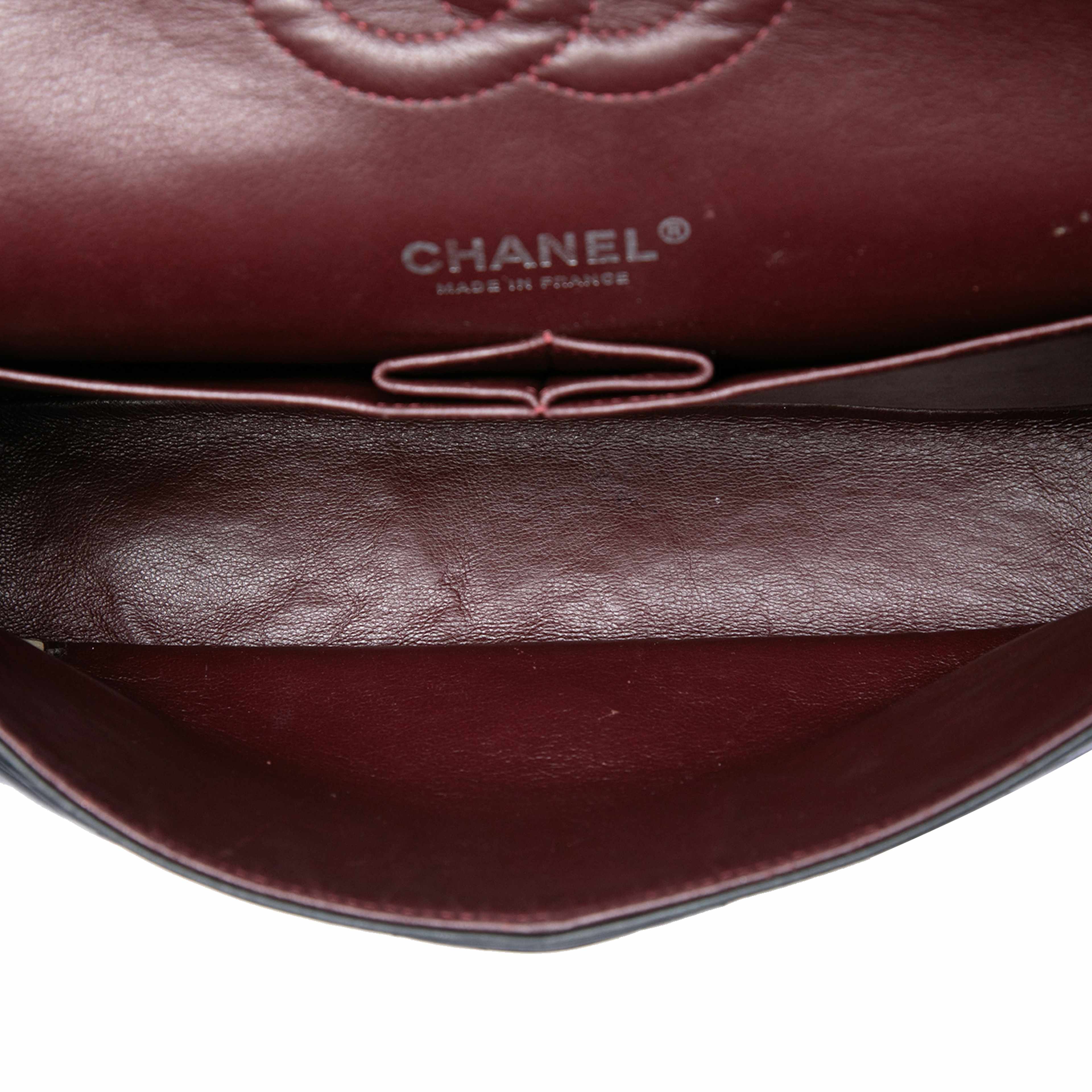 Chanel Jumbo Classic Lambskin Double Flap, från Luxclusif, i färgen svart. Klicka för att öppna bilden i stort format