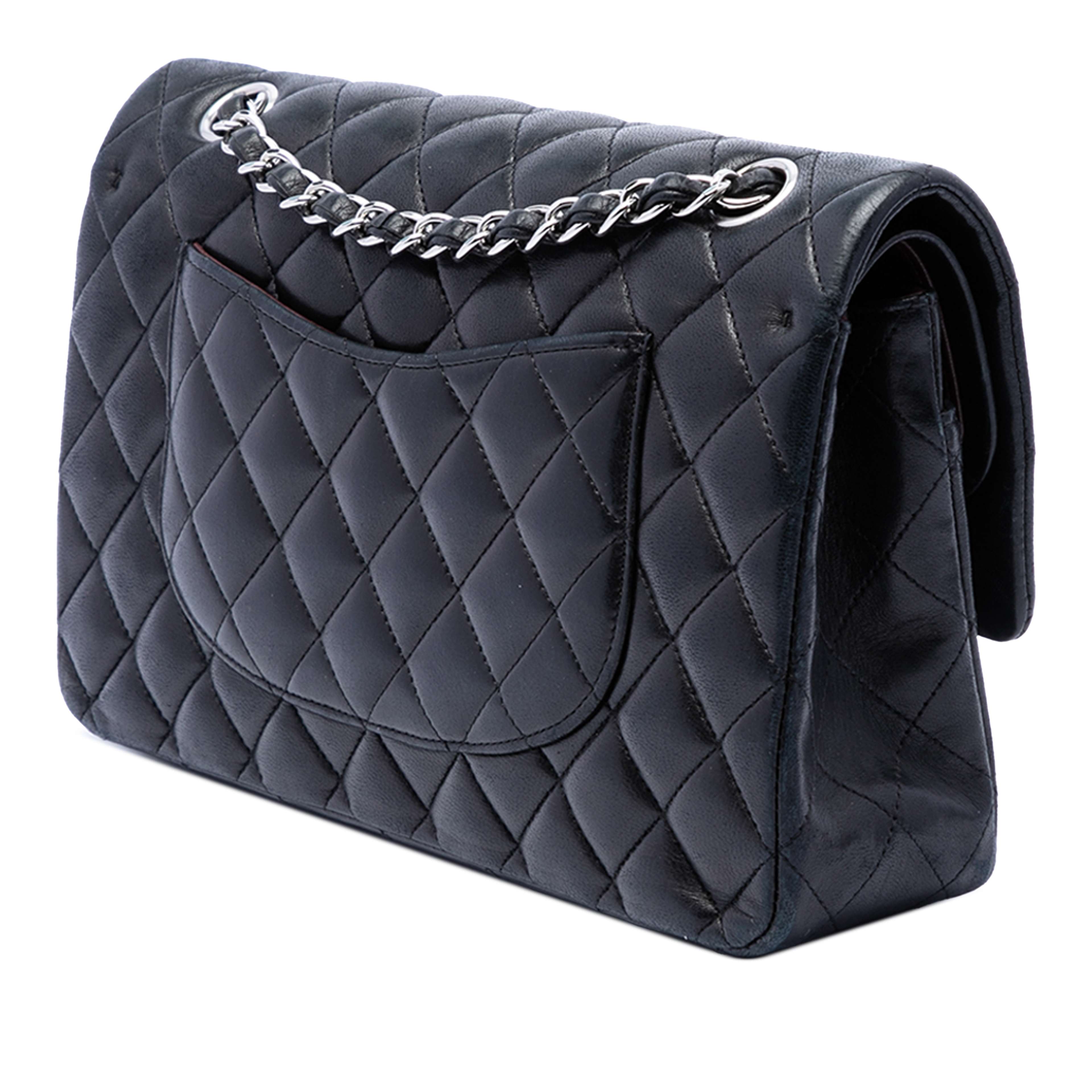 Chanel Jumbo Classic Lambskin Double Flap, från Luxclusif, i färgen svart. Klicka för att öppna bilden i stort format