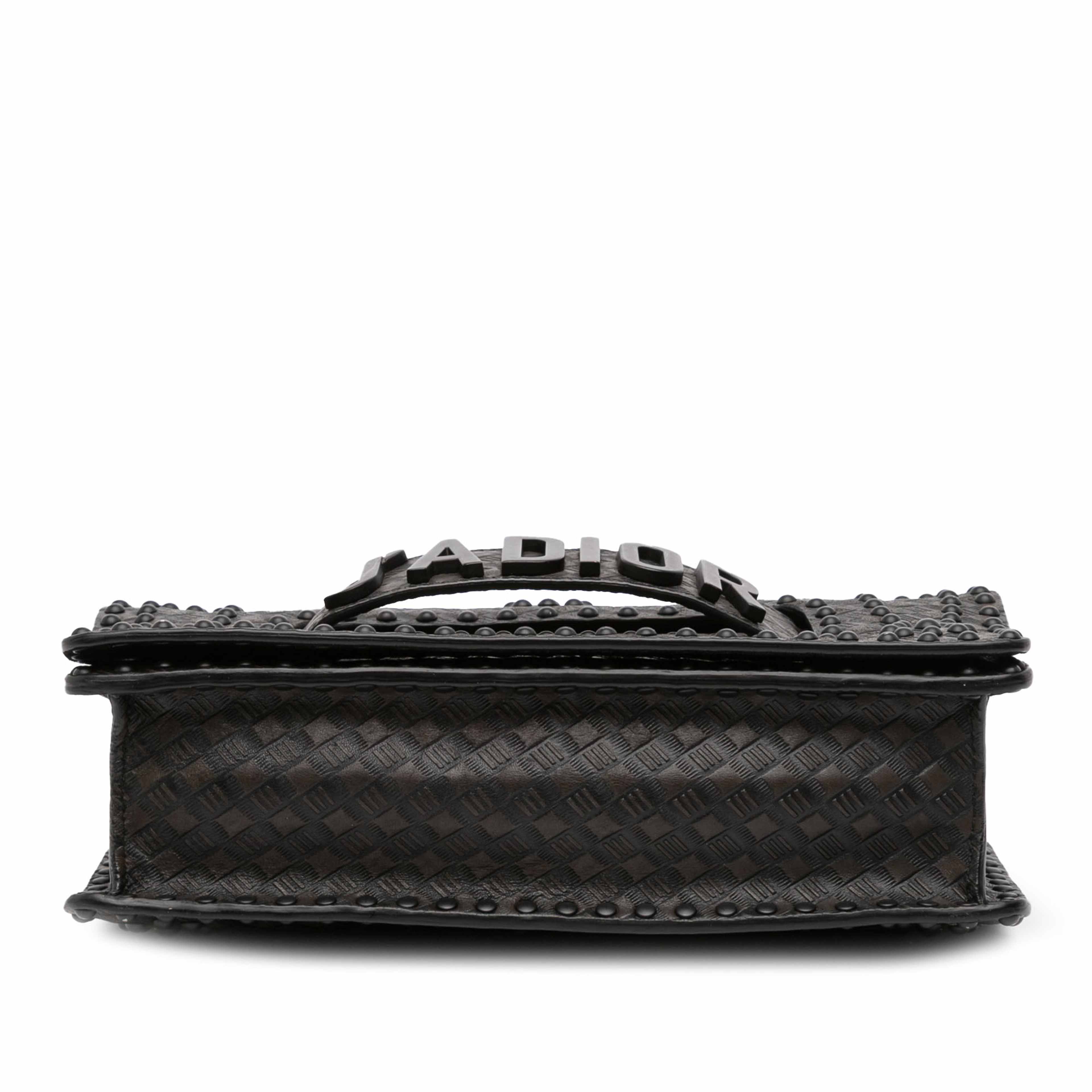 Dior Medium Embossed Calfskin Studded Jadior Chain Flap, från Luxclusif, i färgen black. Klicka för att öppna bilden i stort format