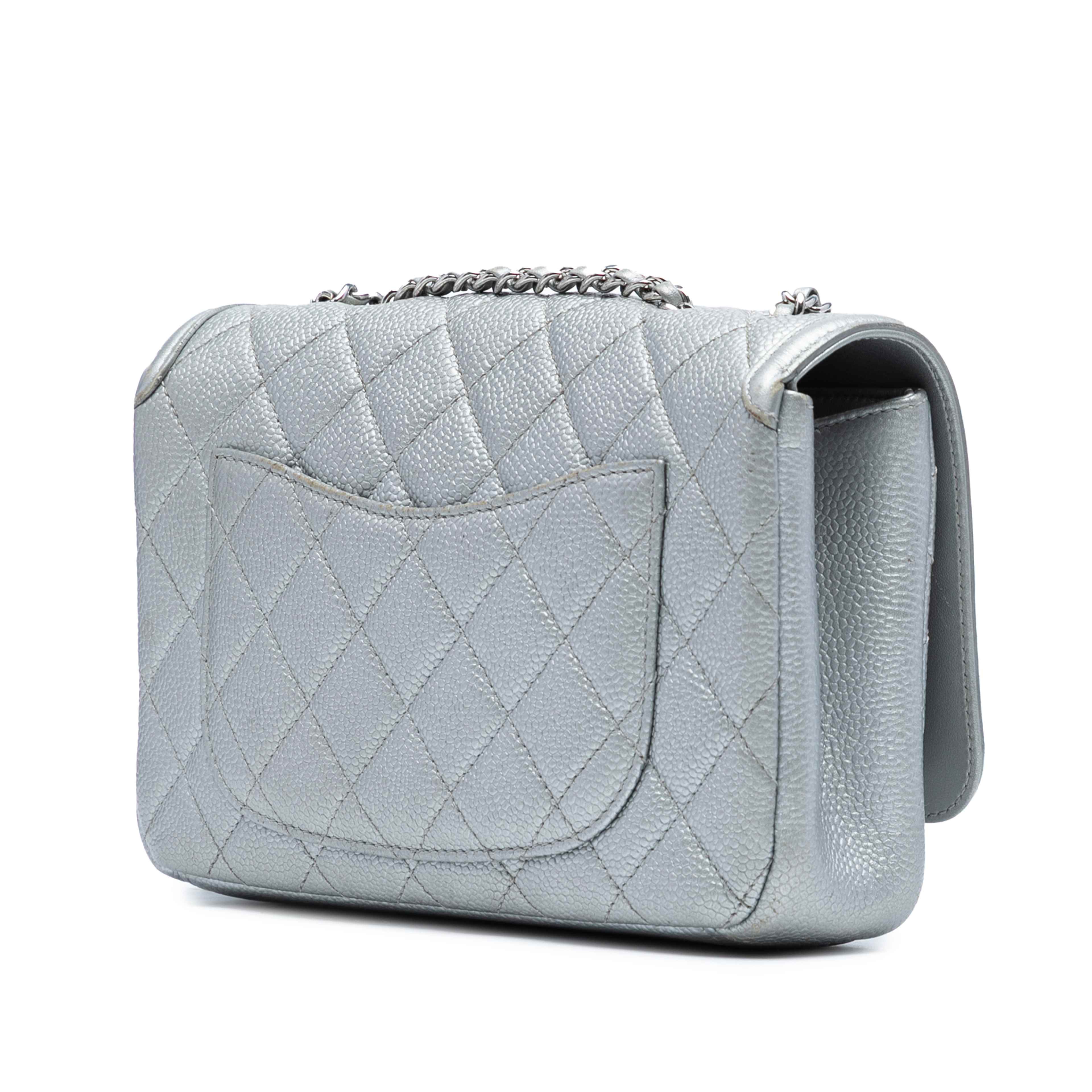 Chanel Small Quilted Metallic Caviar Cc Filigree Flap, från Luxclusif, i färgen silver. Klicka för att öppna bilden i stort format