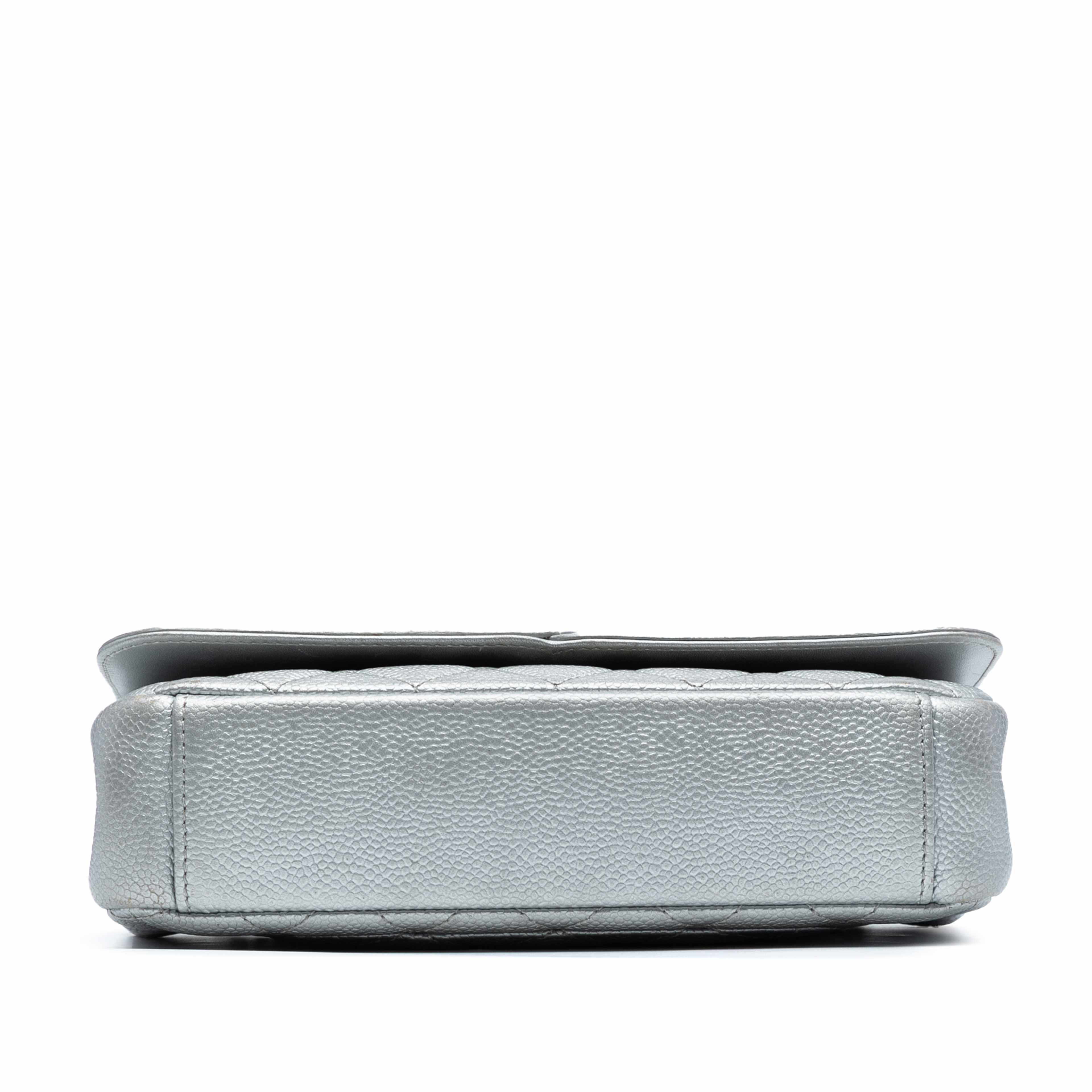 Chanel Small Quilted Metallic Caviar Cc Filigree Flap, från Luxclusif, i färgen silver. Klicka för att öppna bilden i stort format