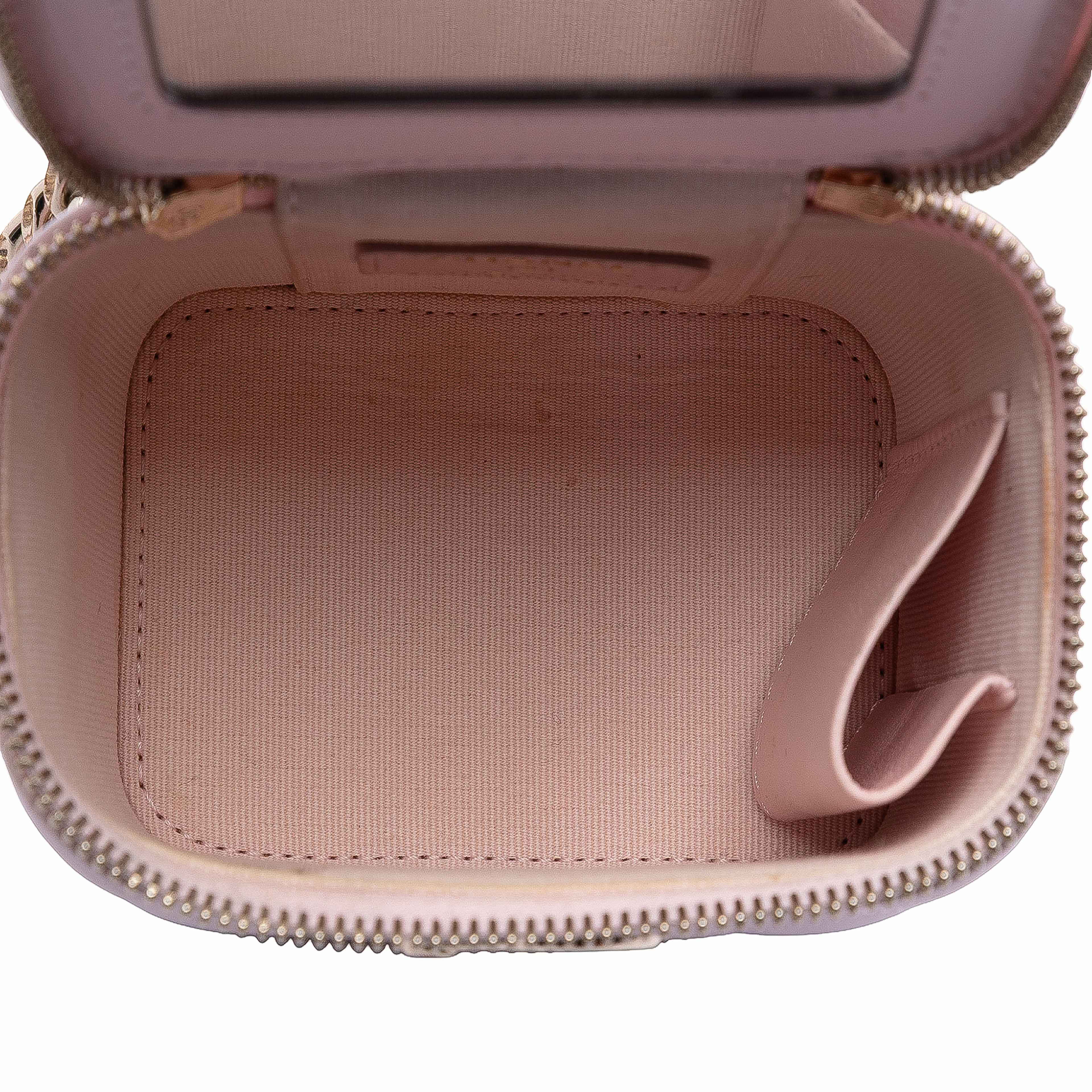 Chanel Mini Cc Quilted Lambskin Enamel Coco Vanity Case With Chain, från Luxclusif, i färgen light pink. Klicka för att öppna bilden i stort format