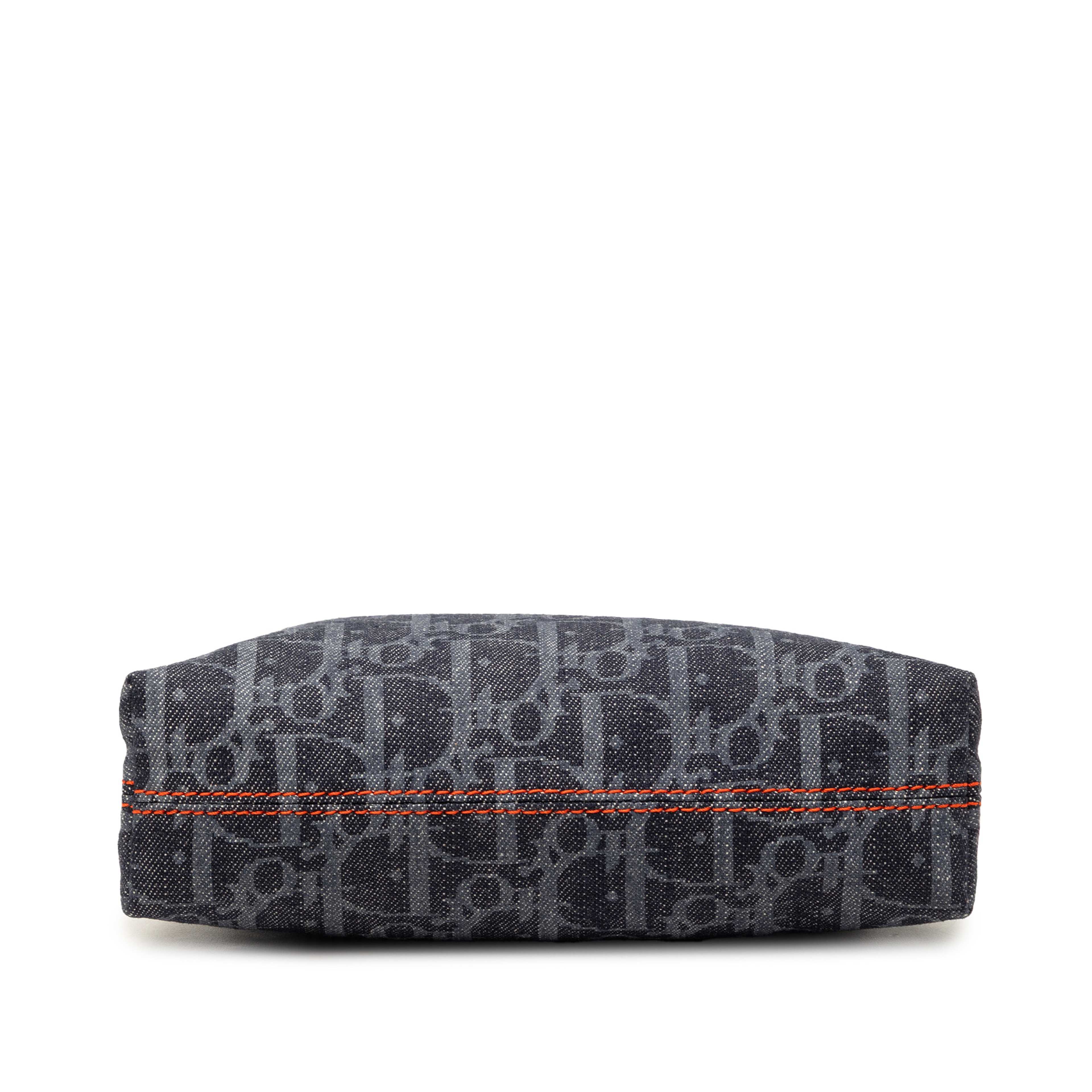 Dior Diorissimo Trotter Denim Flight Cosmetic Pouch, från Luxclusif, i färgen dark blue. Klicka för att öppna bilden i stort format