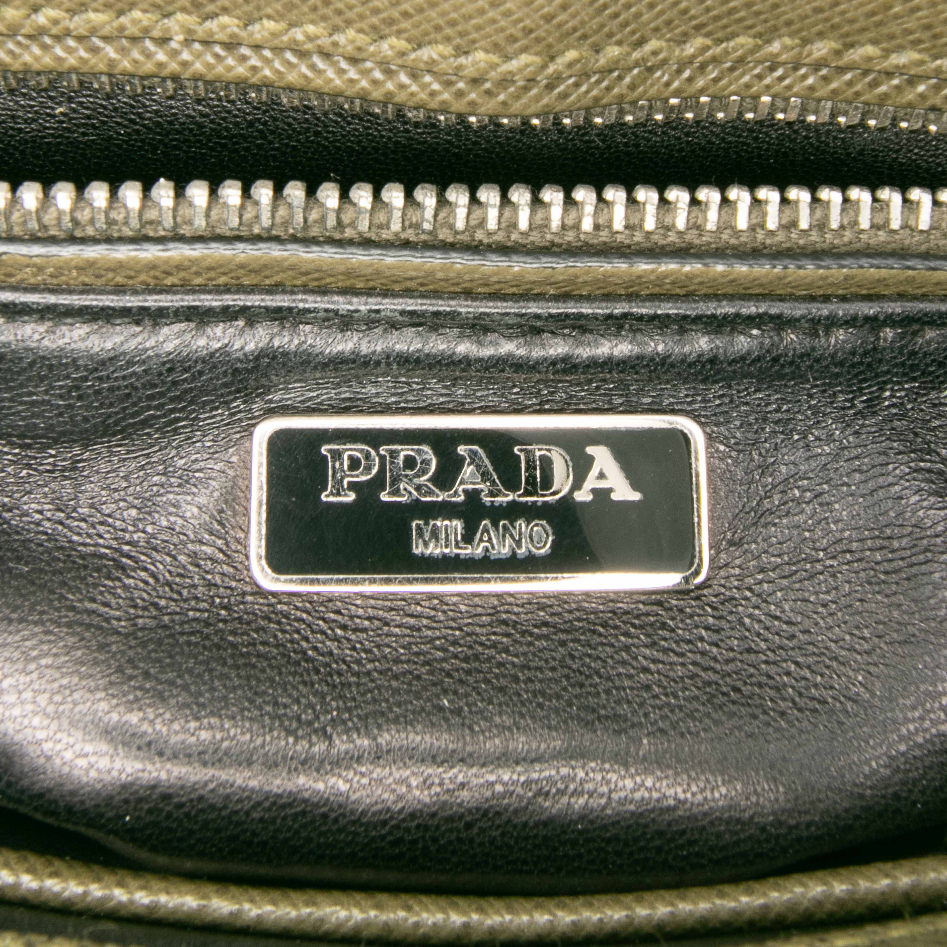 Prada Small Saffiano Lux Sound Satchel, från Luxclusif, i färgen dark khaki. Klicka för att öppna bilden i stort format
