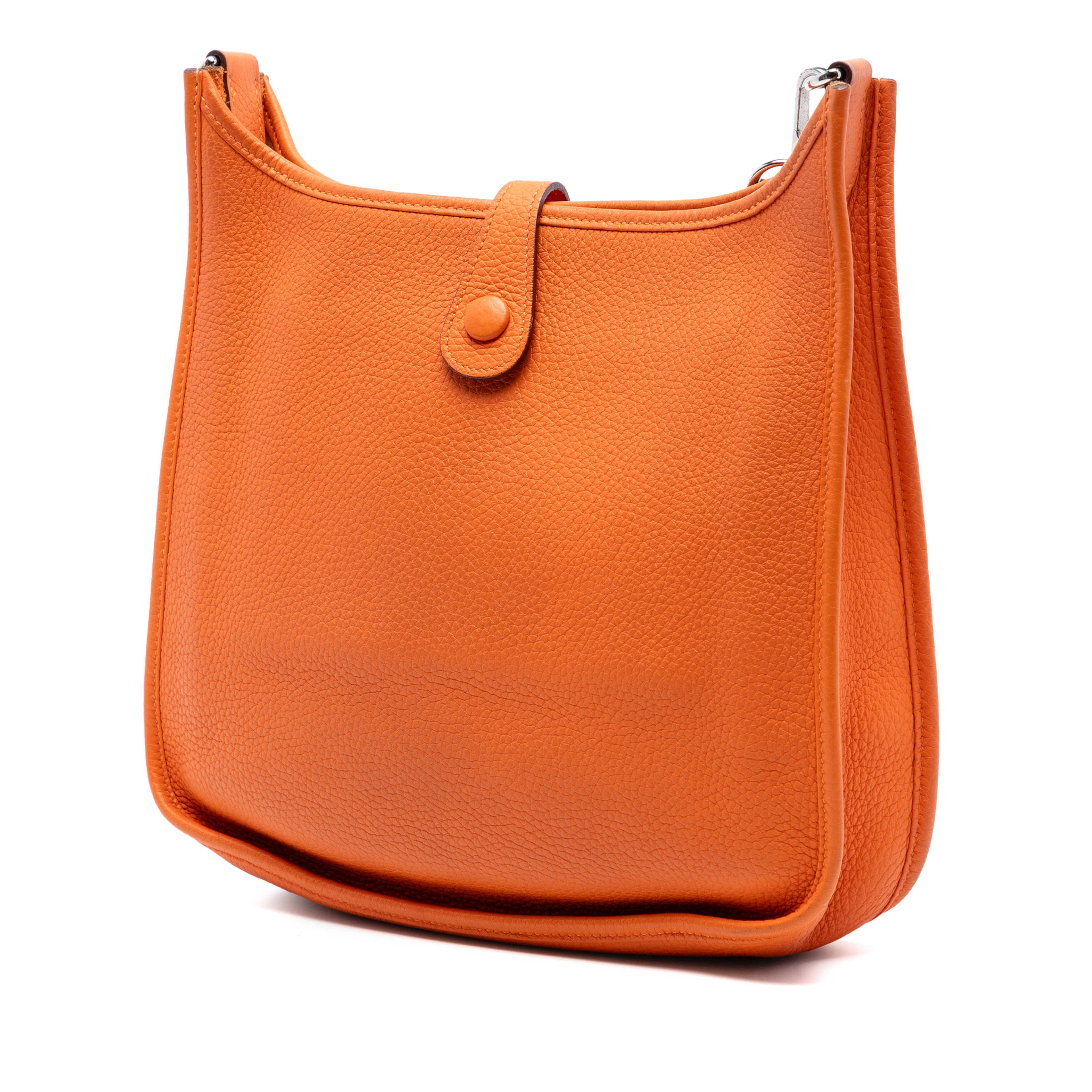 Hermès Clemence Evelyne I Pm, från Luxclusif, i färgen orange. Klicka för att öppna bilden i stort format