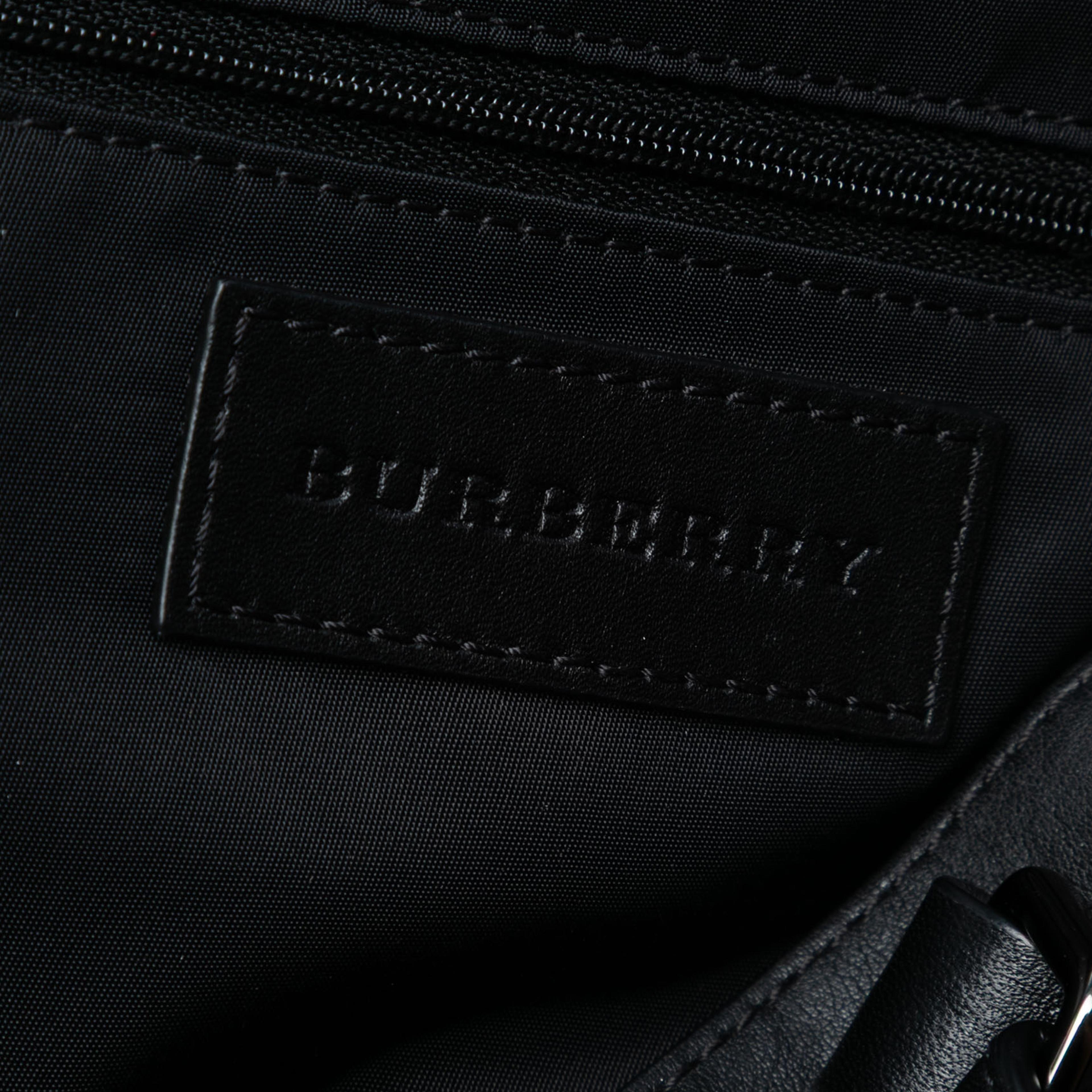 Burberry Supernova Check Nylon Buckleigh Tote, från Luxclusif, i färgen burgundy. Klicka för att öppna bilden i stort format