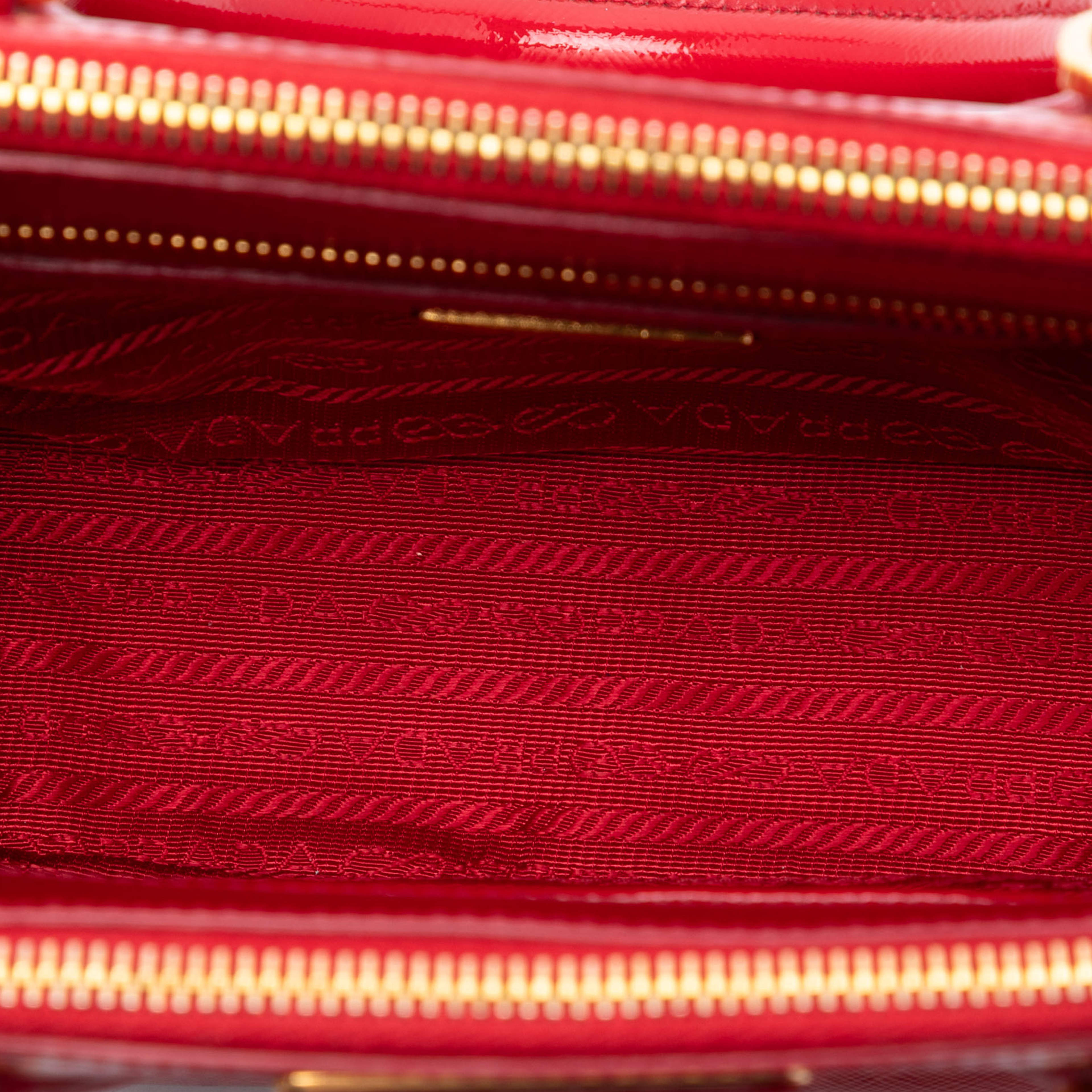 Prada Mini Saffiano Vernice Galleria Double Zip Satchel, från Luxclusif, i färgen red. Klicka för att öppna bilden i stort format