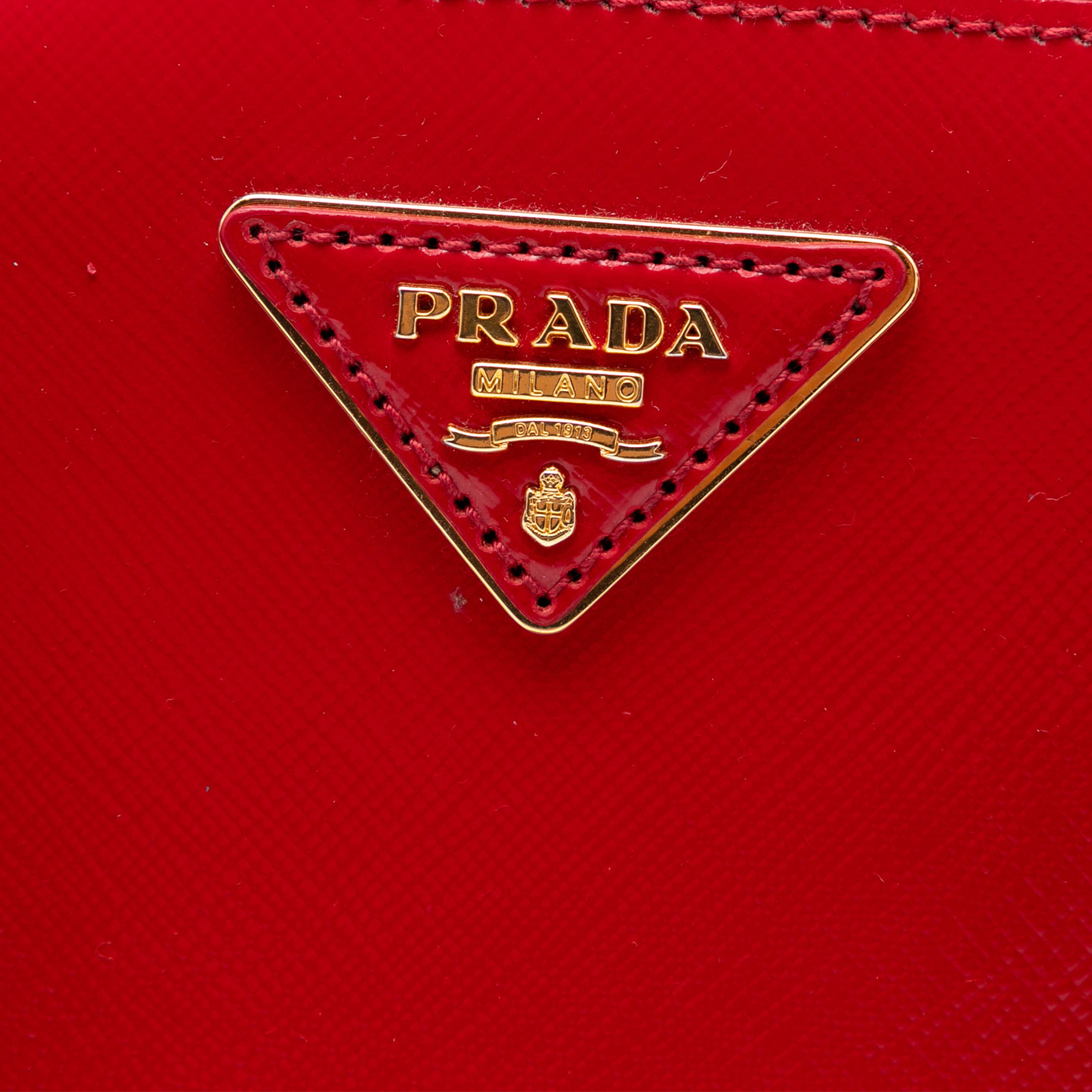 Prada Mini Saffiano Vernice Galleria Double Zip Satchel, från Luxclusif, i färgen red. Klicka för att öppna bilden i stort format