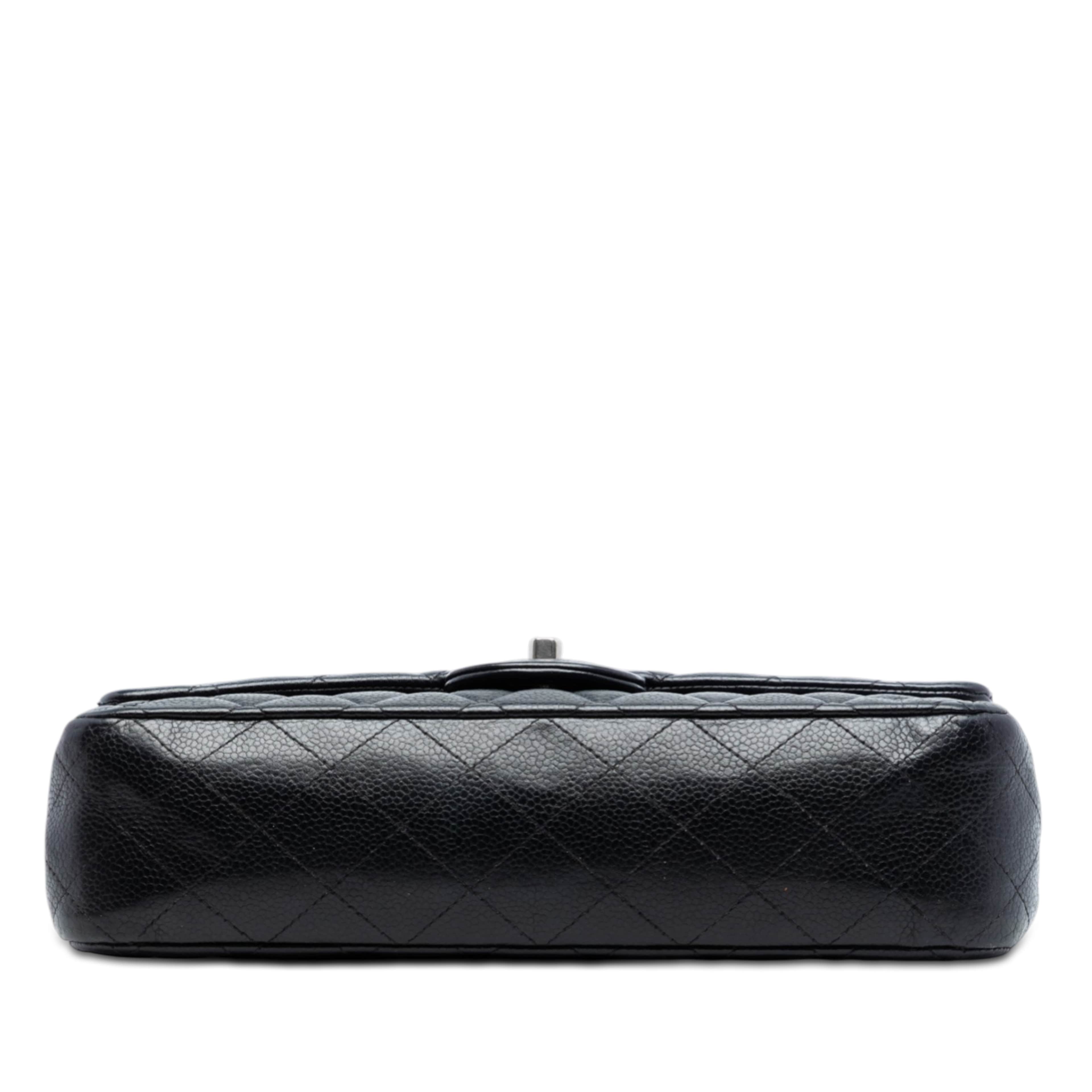 Chanel Medium Classic Caviar Double Flap, från Luxclusif, i färgen black. Klicka för att öppna bilden i stort format