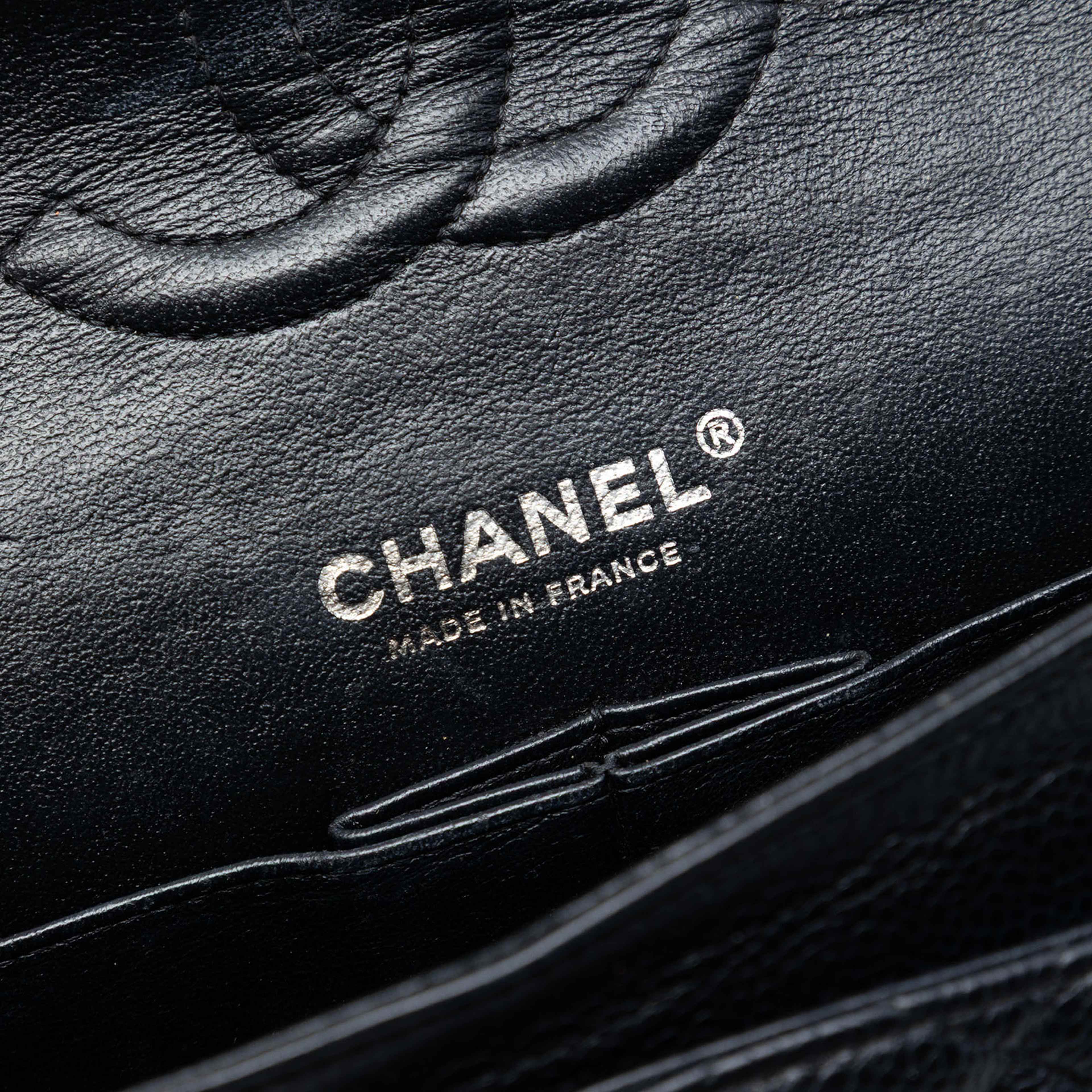 Chanel Medium Classic Caviar Double Flap, från Luxclusif, i färgen black. Klicka för att öppna bilden i stort format