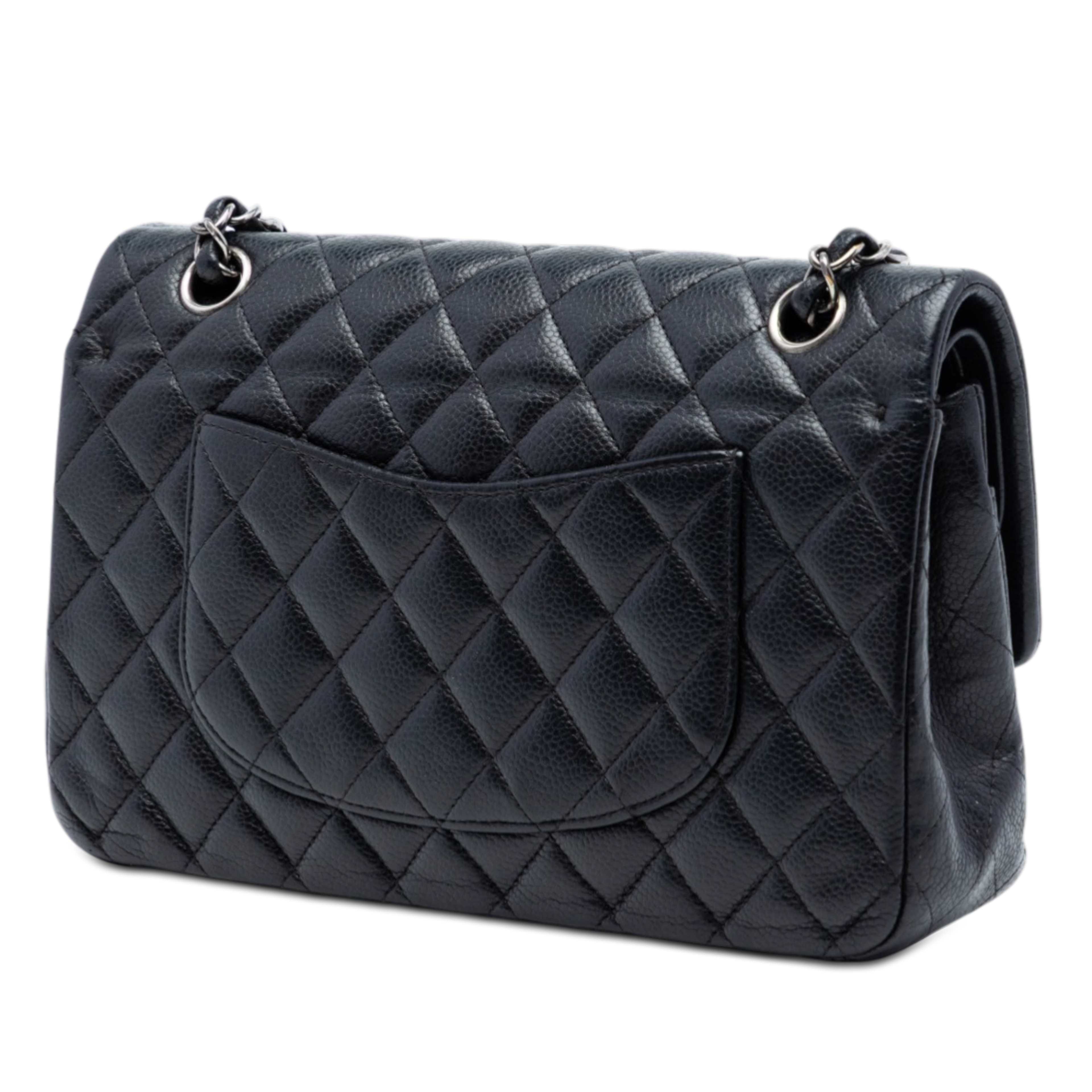 Chanel Medium Classic Caviar Double Flap, från Luxclusif, i färgen svart. Klicka för att öppna bilden i stort format