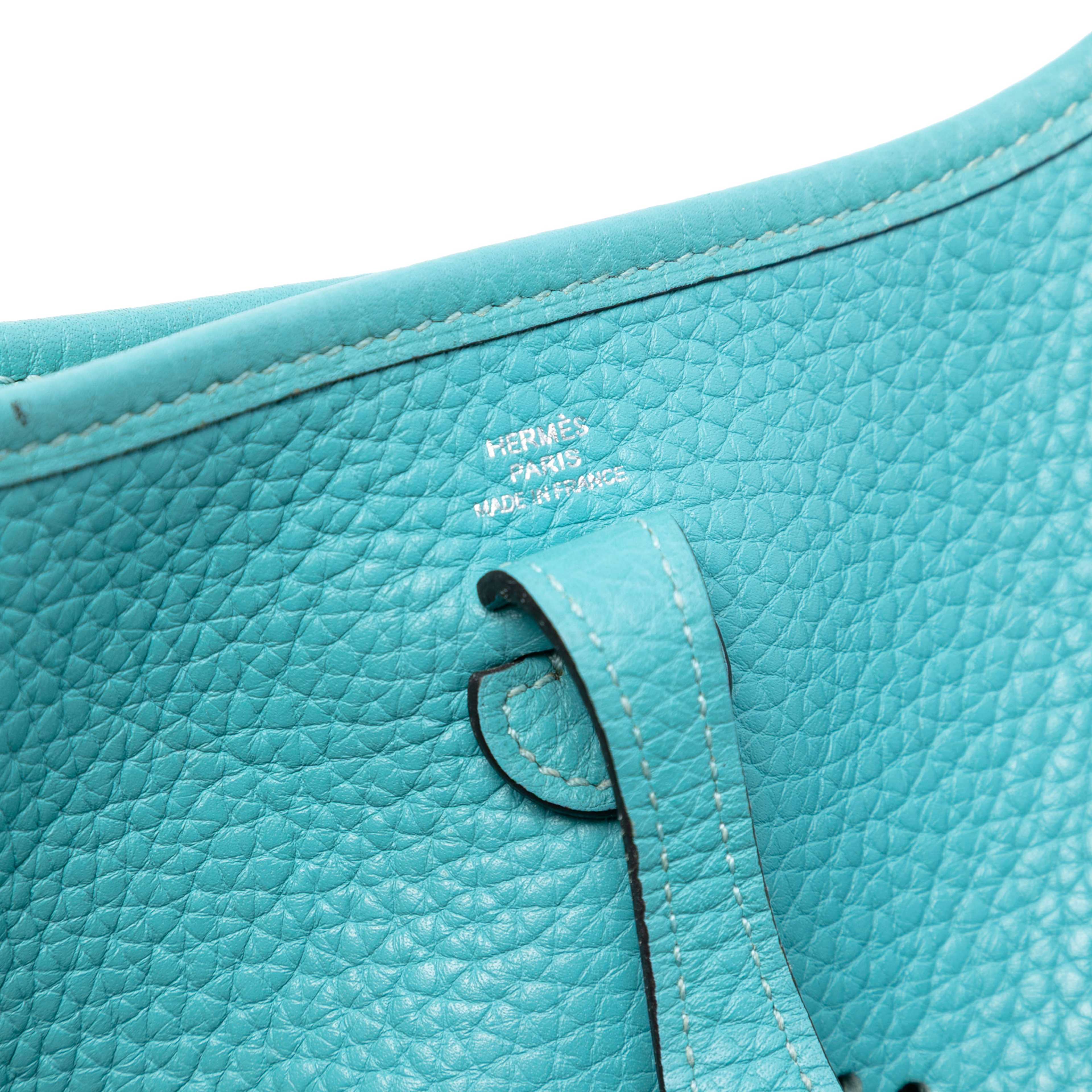 Hermès Clemence Evelyne Amazone Tpm, från Luxclusif, i färgen turquoise. Klicka för att öppna bilden i stort format