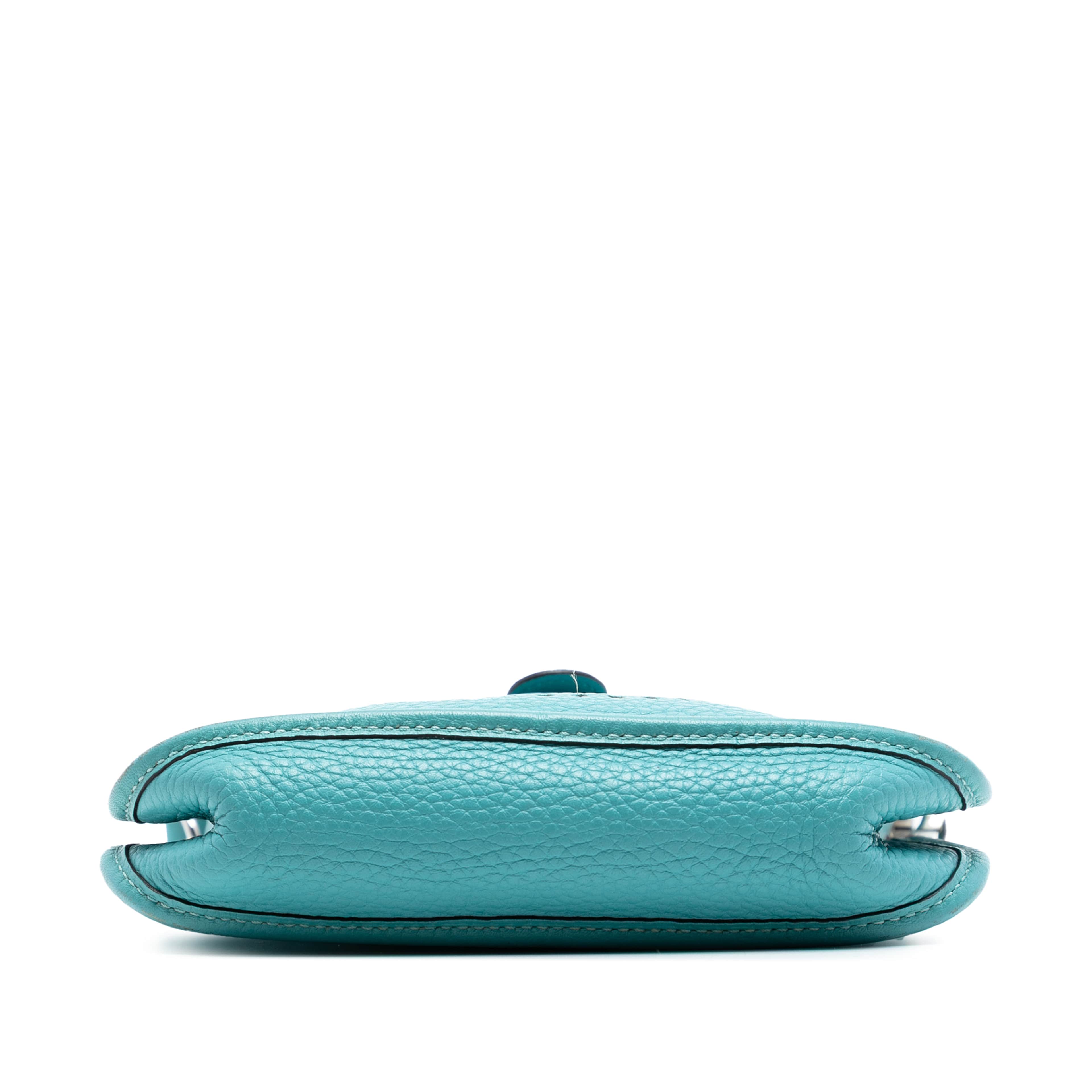Hermès Clemence Evelyne Amazone Tpm, från Luxclusif, i färgen turquoise. Klicka för att öppna bilden i stort format