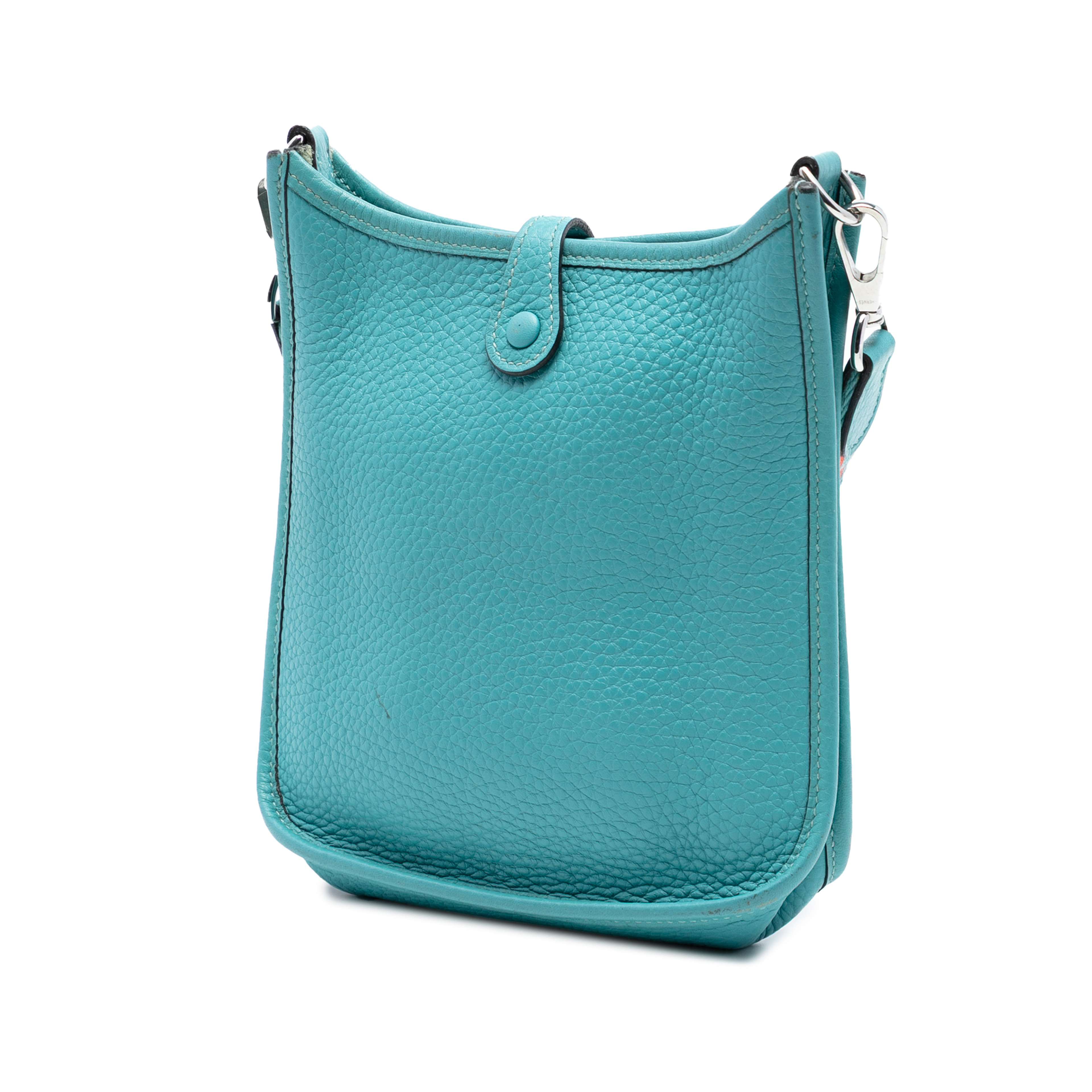 Hermès Clemence Evelyne Amazone Tpm, från Luxclusif, i färgen turquoise. Klicka för att öppna bilden i stort format