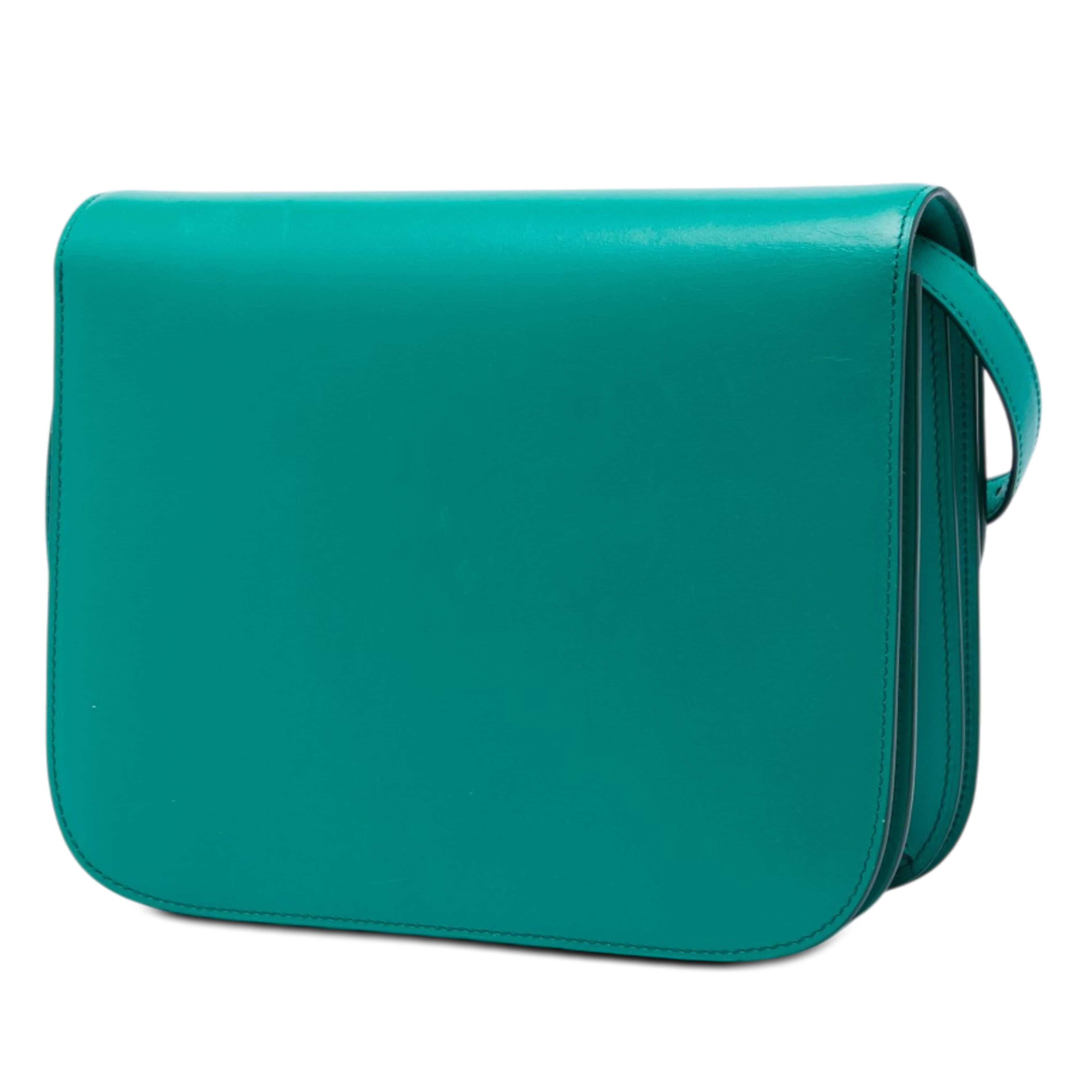 Celine Medium Calfskin Classic Box, från Luxclusif, i färgen blå. Klicka för att öppna bilden i stort format
