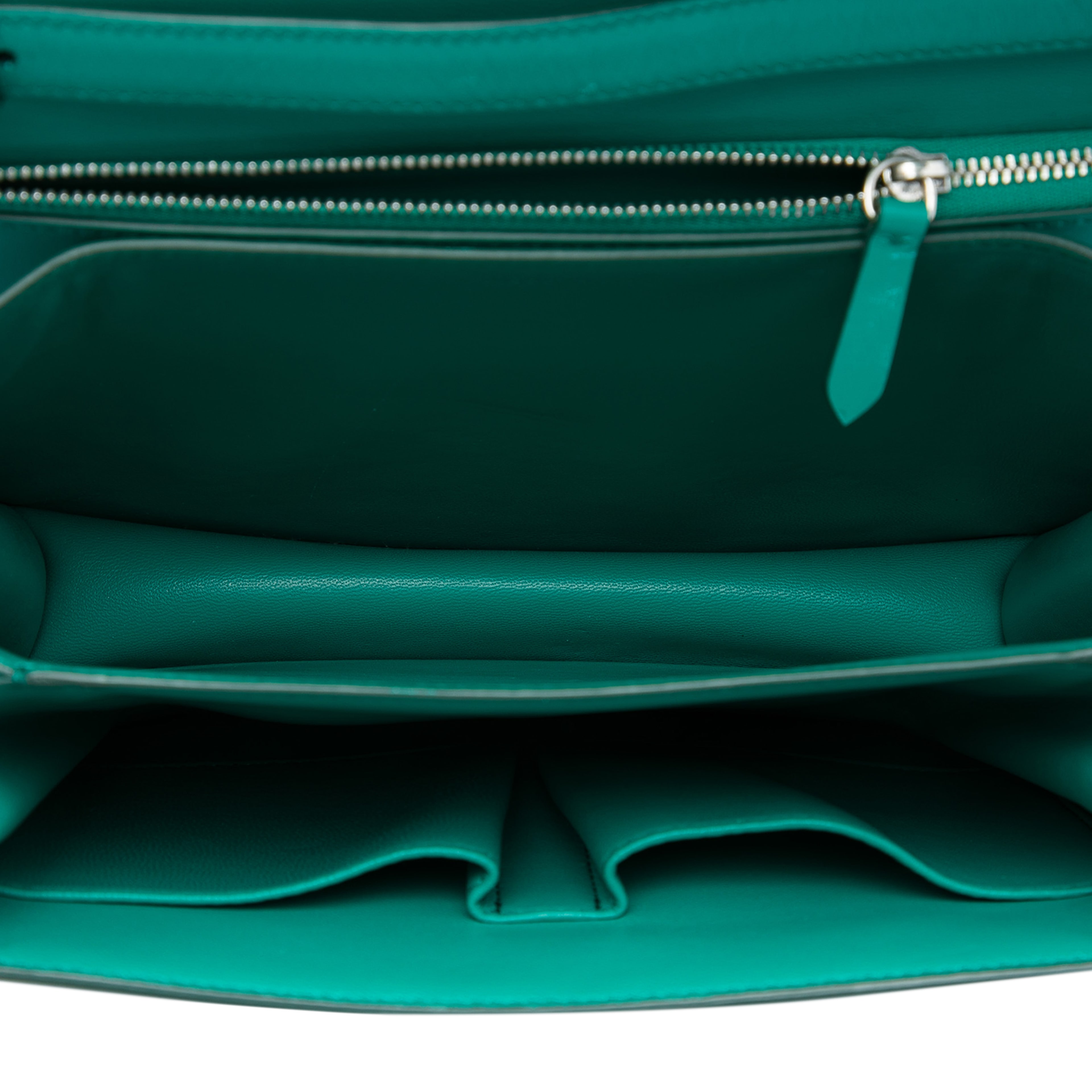 Celine Medium Calfskin Classic Box, från Luxclusif, i färgen blå. Klicka för att öppna bilden i stort format