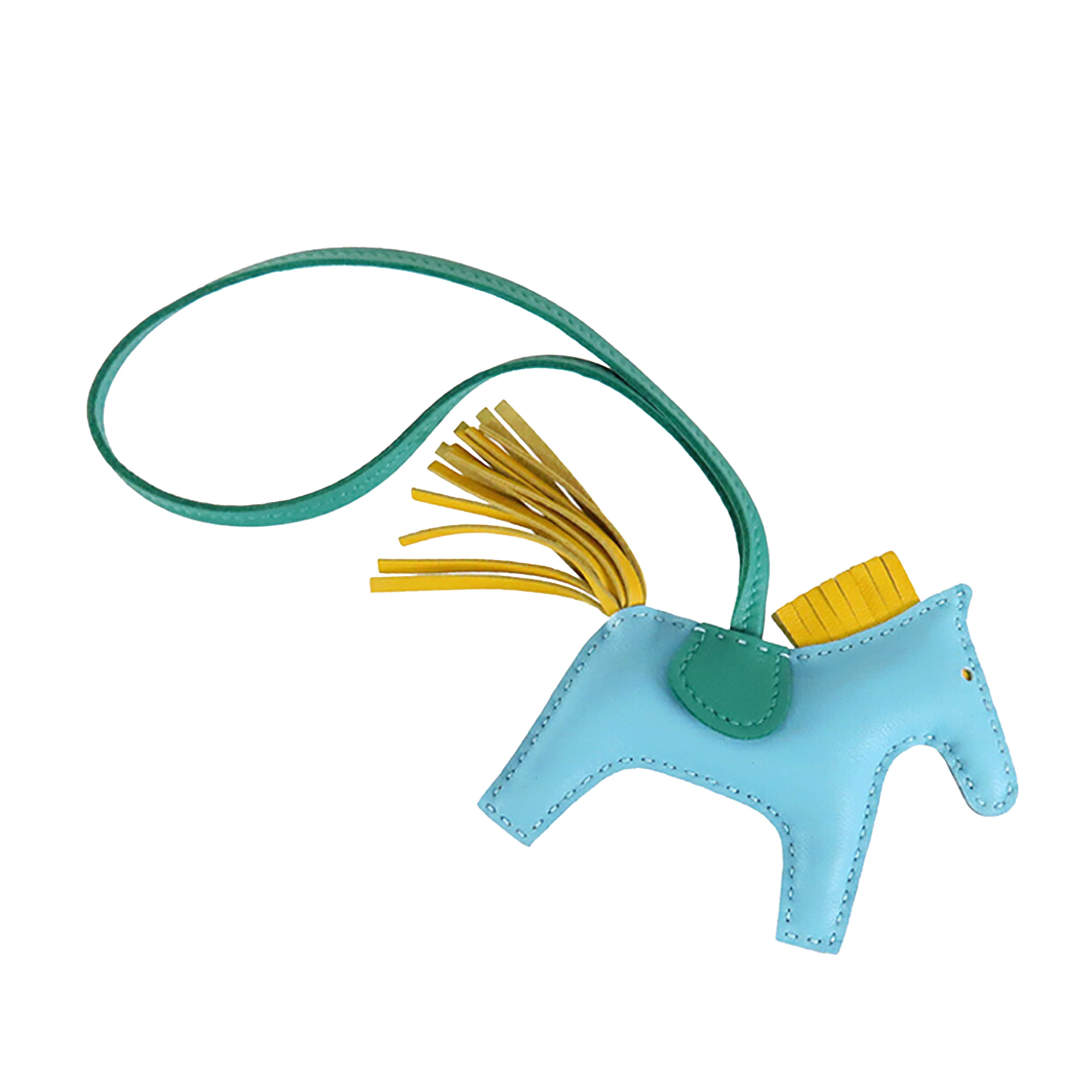 Hermès Milo Lambskin And Swift Grigri Rodeo Pegase Bag Charm Pm, från Luxclusif, i färgen light blue. Klicka för att öppna bilden i stort format