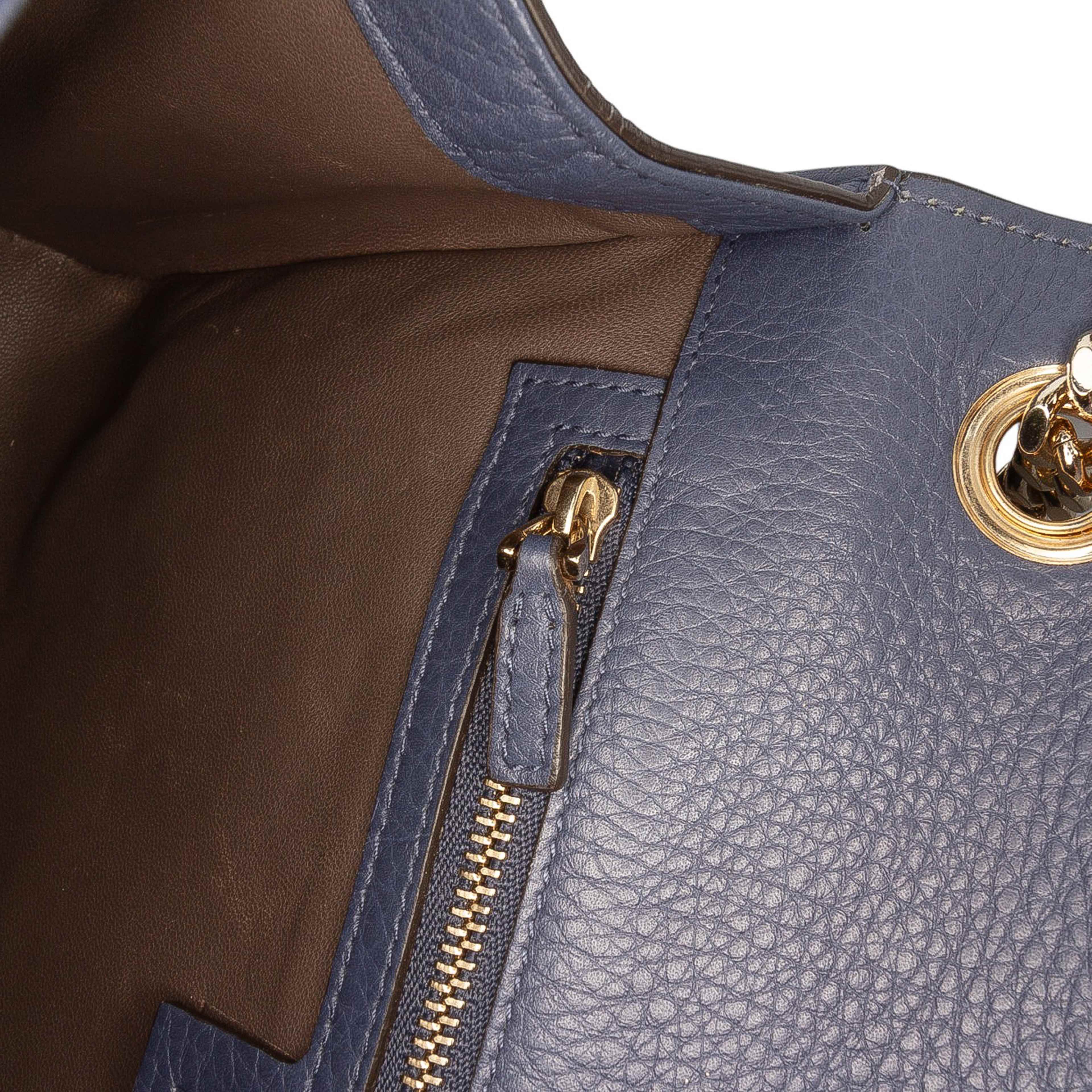 Gucci Medium Leather Miss Bamboo Crossbody, från Luxclusif, i färgen navy. Klicka för att öppna bilden i stort format