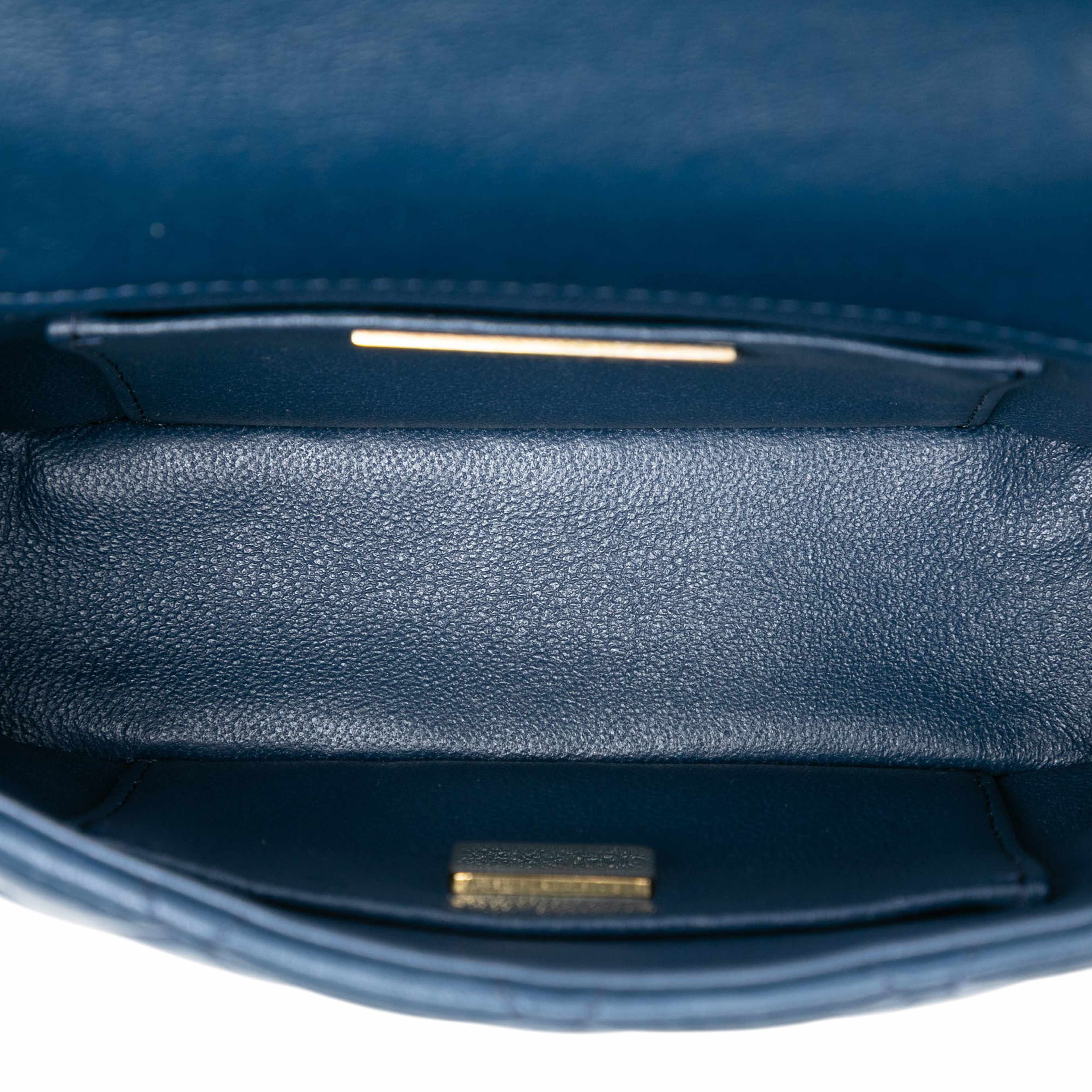 Chanel Mini Quilted Lambskin Cc Crystal Full Flap, från Luxclusif, i färgen blue. Klicka för att öppna bilden i stort format