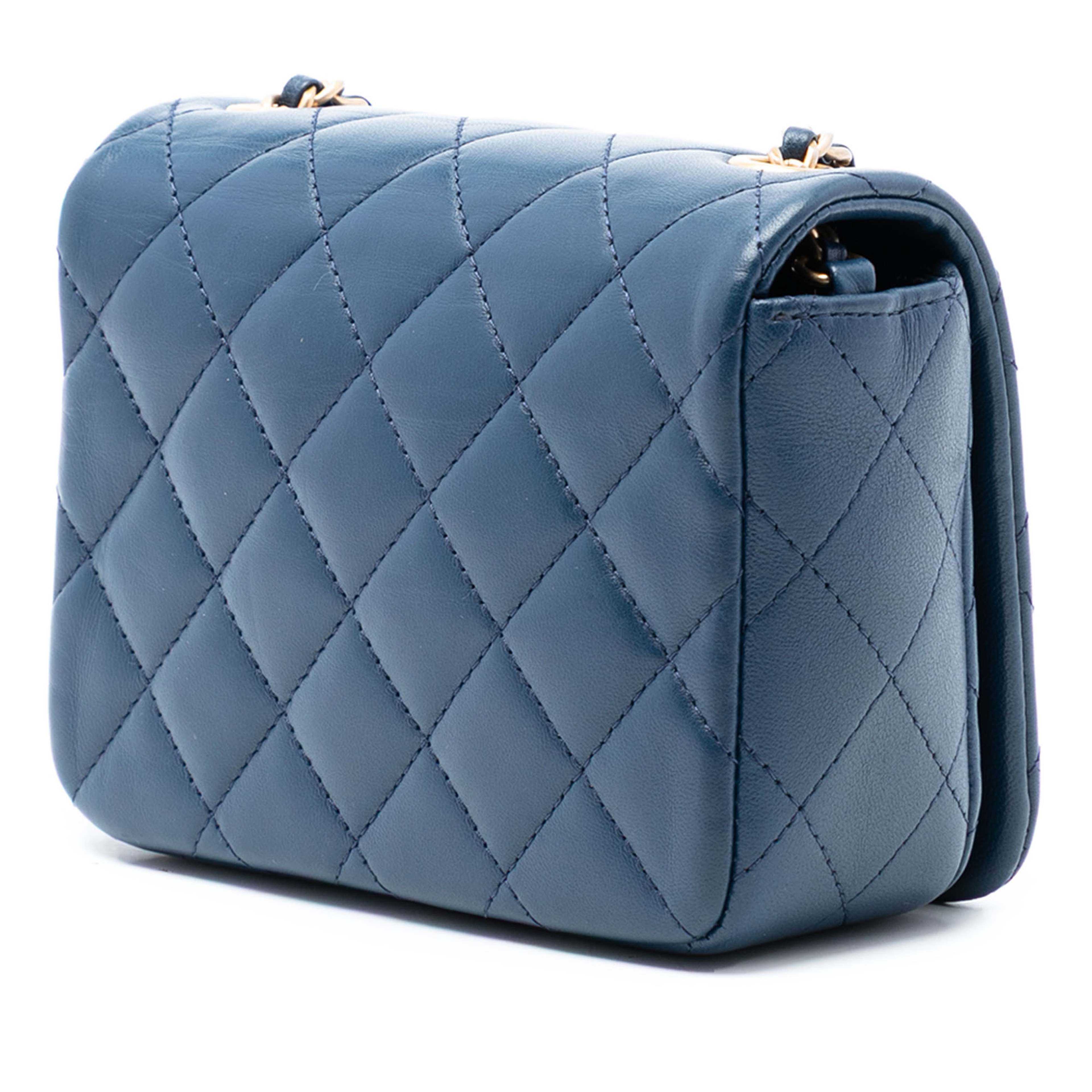Chanel Mini Quilted Lambskin Cc Crystal Full Flap, från Luxclusif, i färgen blue. Klicka för att öppna bilden i stort format