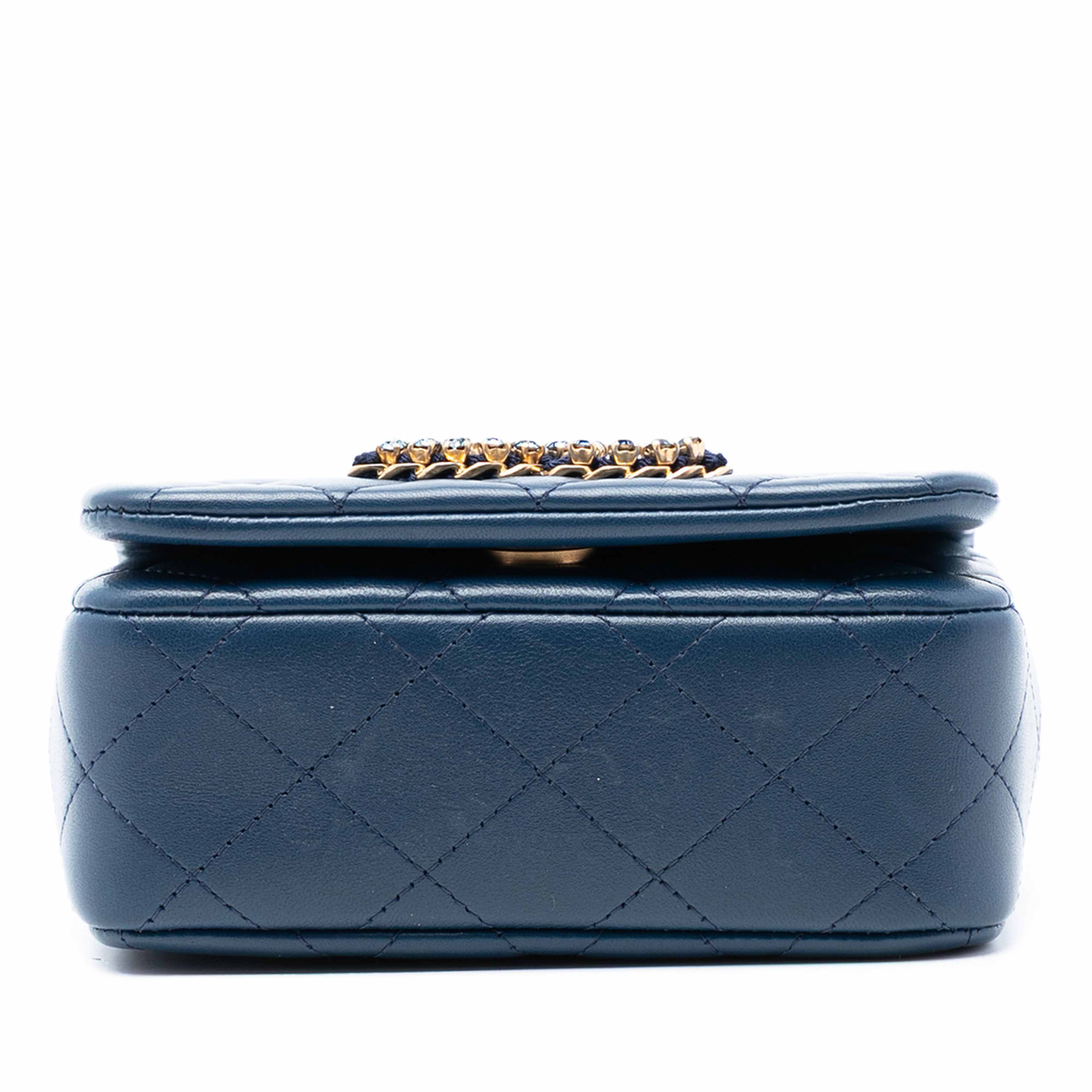 Chanel Mini Quilted Lambskin Cc Crystal Full Flap, från Luxclusif, i färgen blue. Klicka för att öppna bilden i stort format