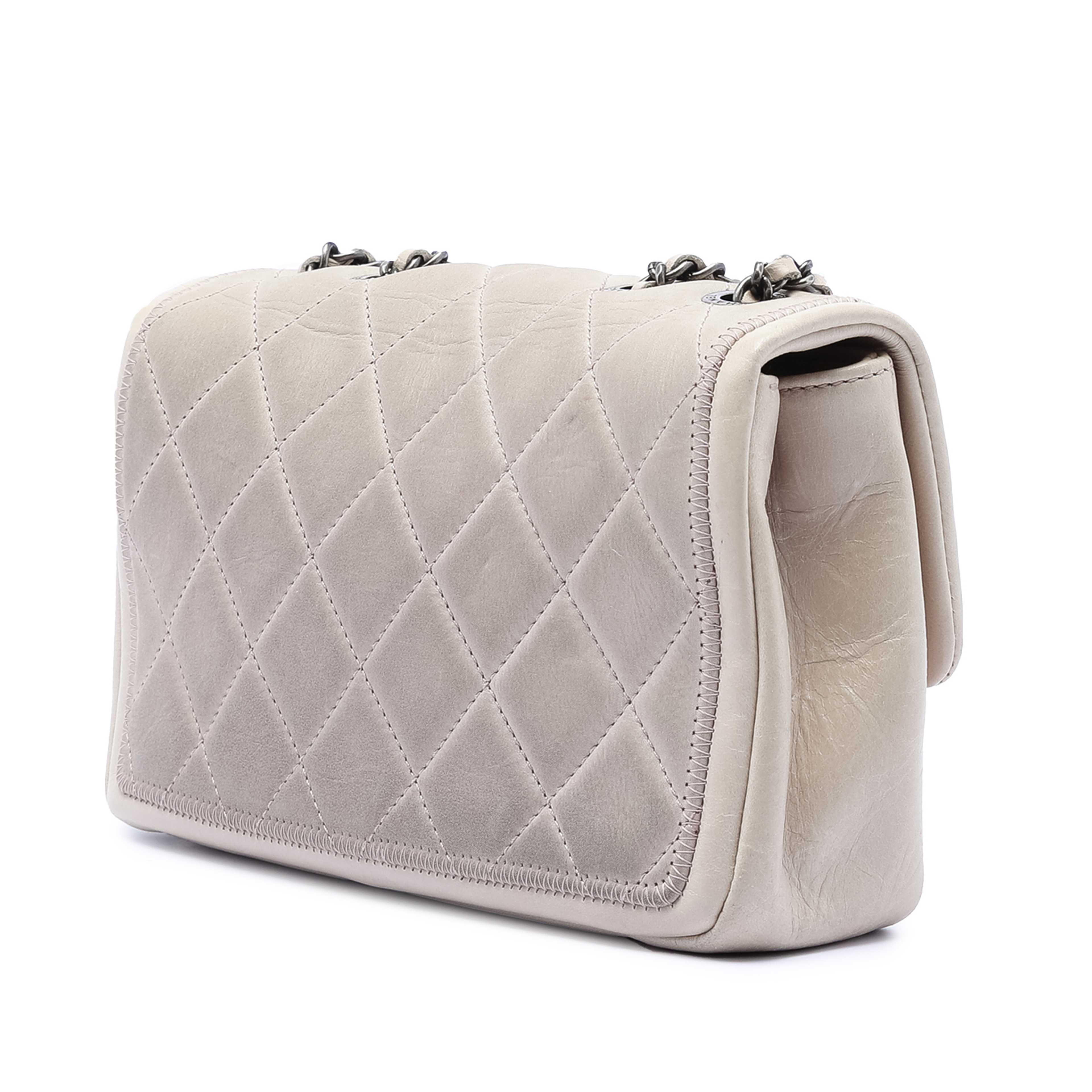 Chanel Small Quilted Calfskin Stitched Frame Flap, från Luxclusif, i färgen taupe. Klicka för att öppna bilden i stort format