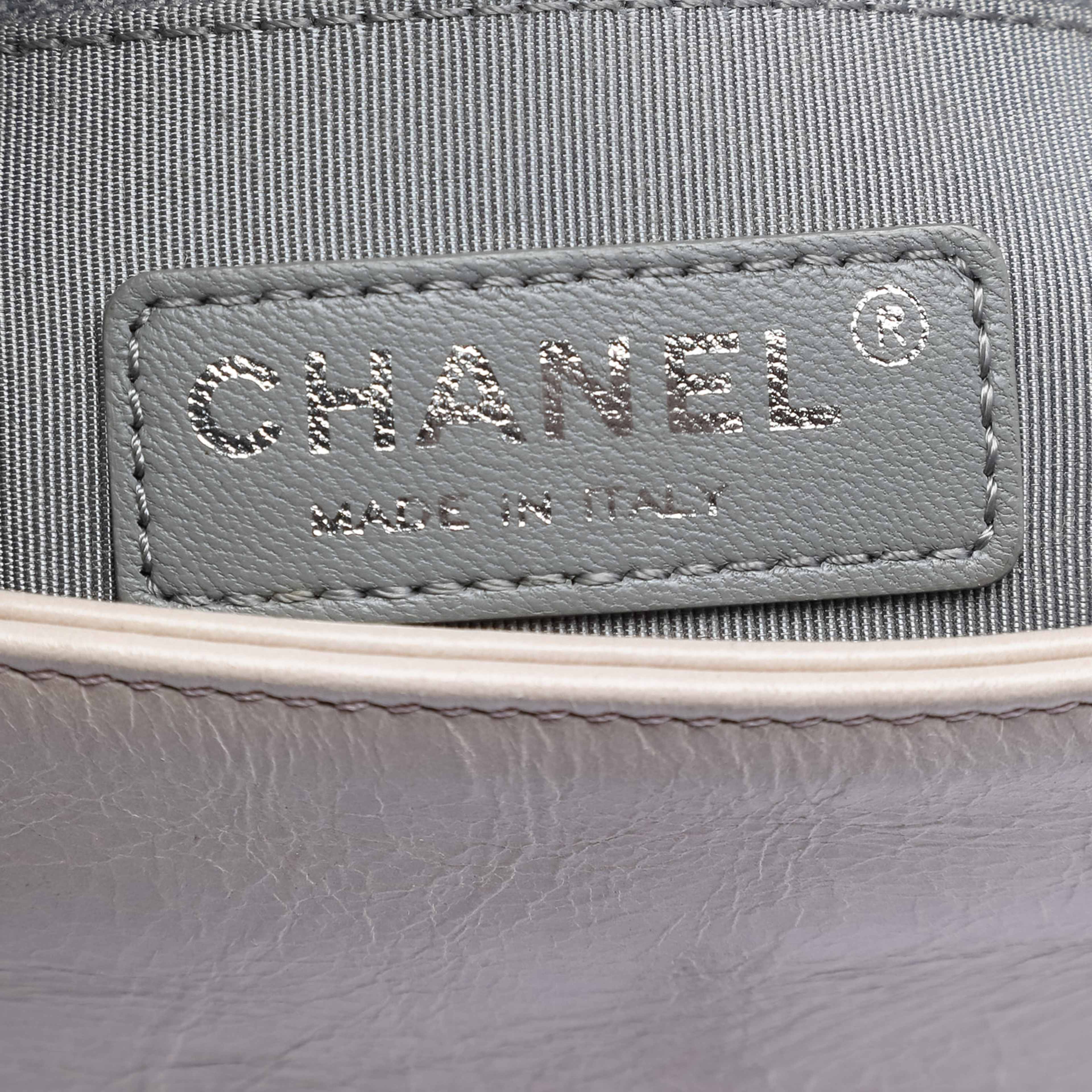 Chanel Small Quilted Calfskin Stitched Frame Flap, från Luxclusif, i färgen taupe. Klicka för att öppna bilden i stort format