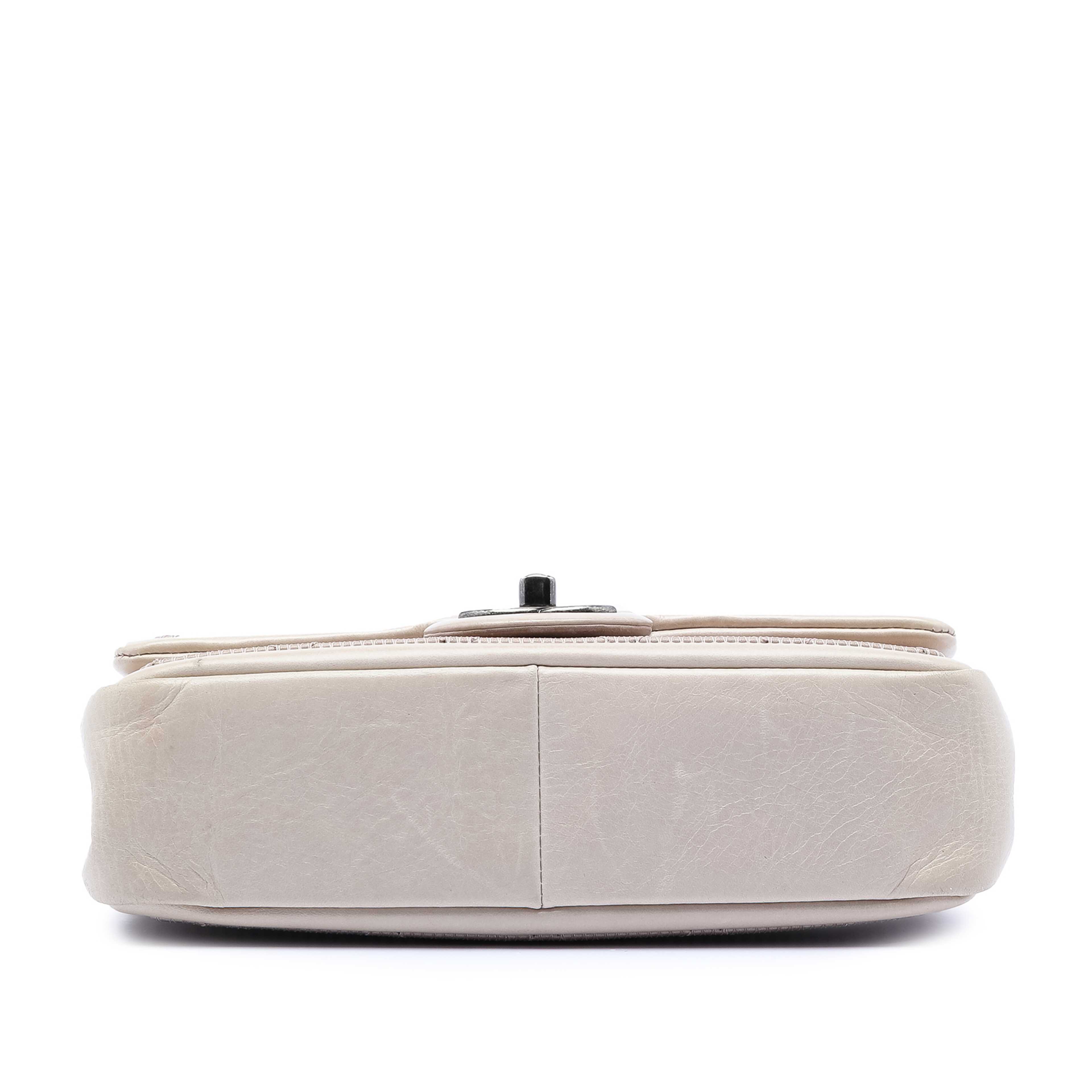 Chanel Small Quilted Calfskin Stitched Frame Flap, från Luxclusif, i färgen taupe. Klicka för att öppna bilden i stort format