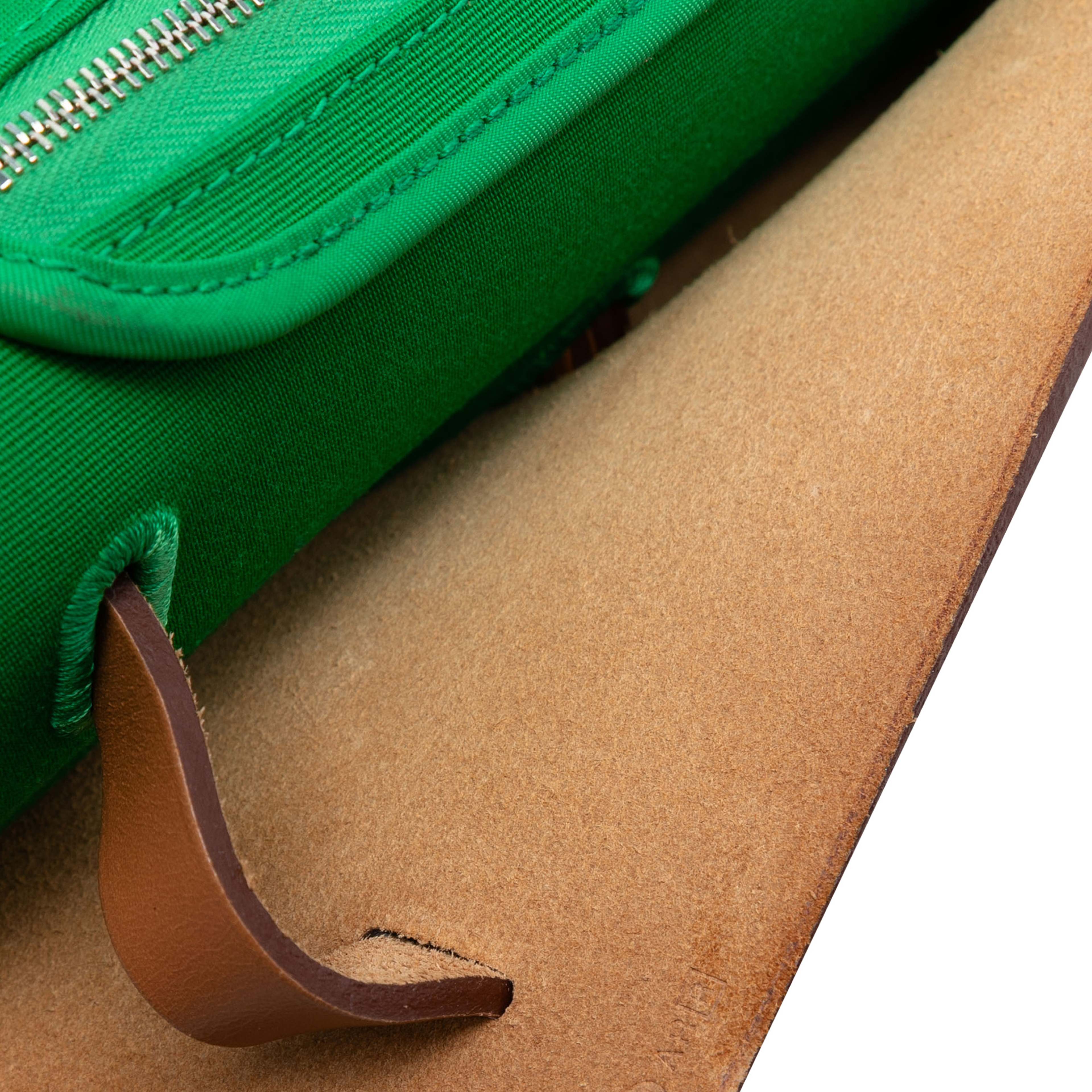 Hermès Toile Herbag Zip 31, från Luxclusif, i färgen green. Klicka för att öppna bilden i stort format