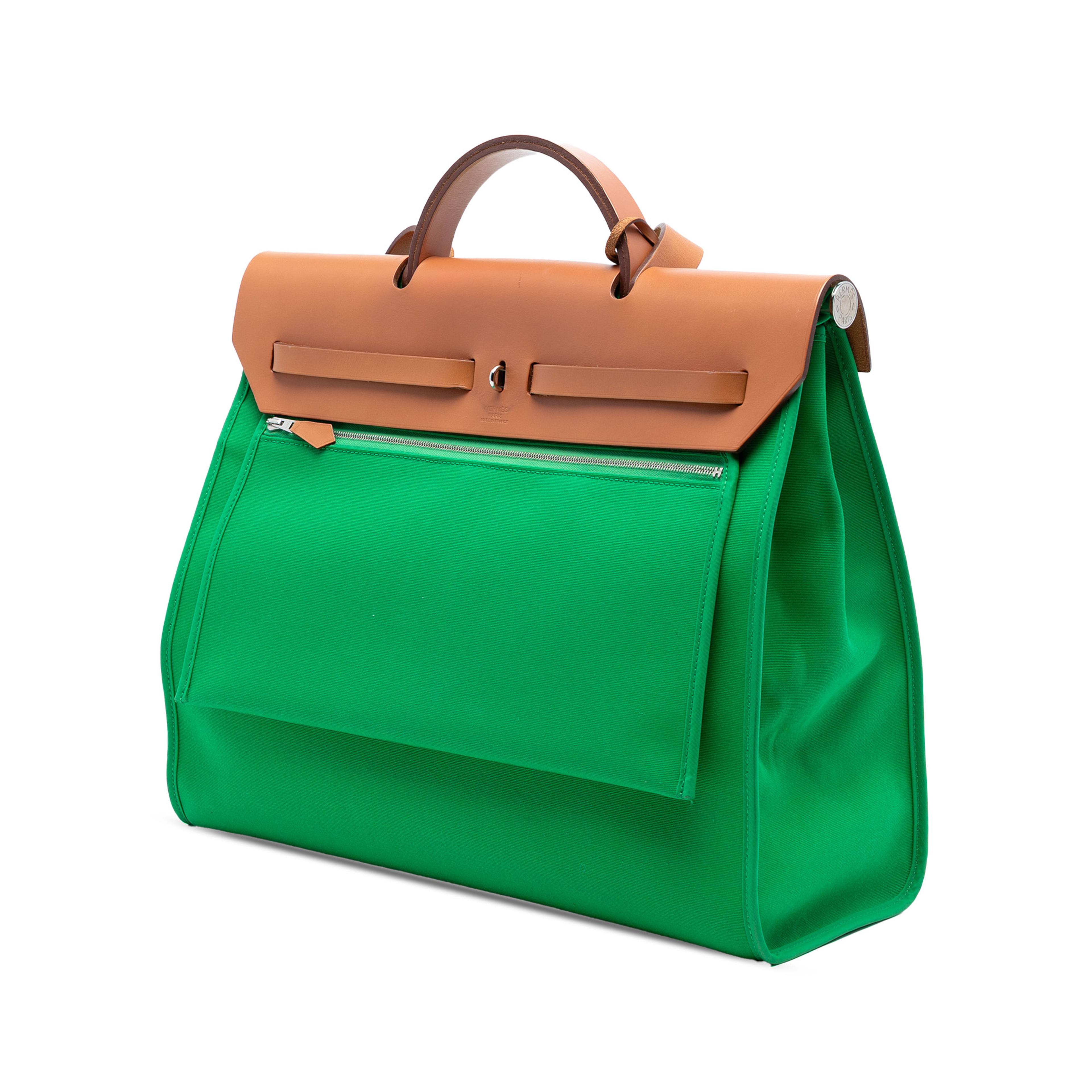 Hermès Toile Herbag Zip 31, från Luxclusif, i färgen green. Klicka för att öppna bilden i stort format