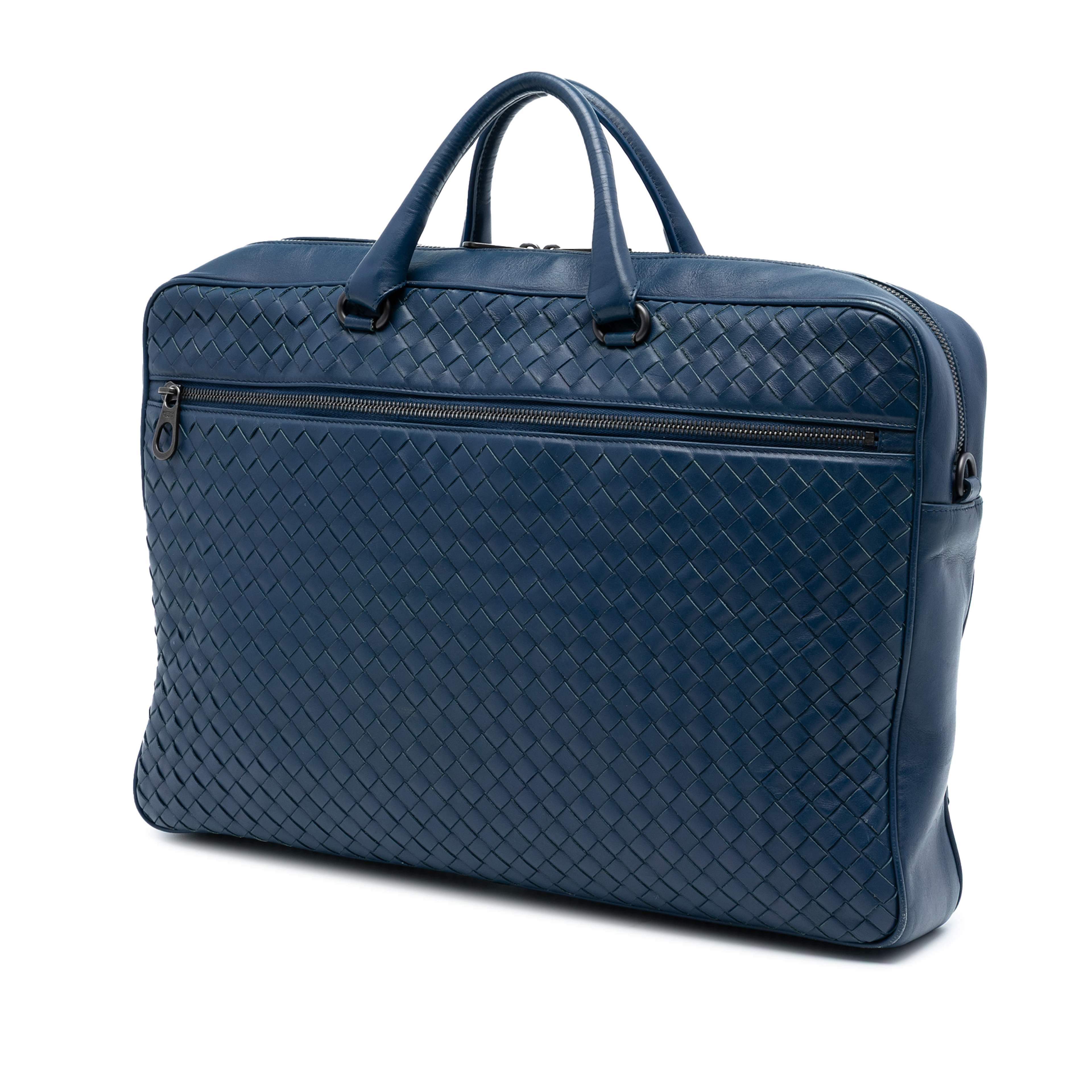 Bottega Veneta Nappa Intrecciato Business Bag, från Luxclusif, i färgen blue. Klicka för att öppna bilden i stort format