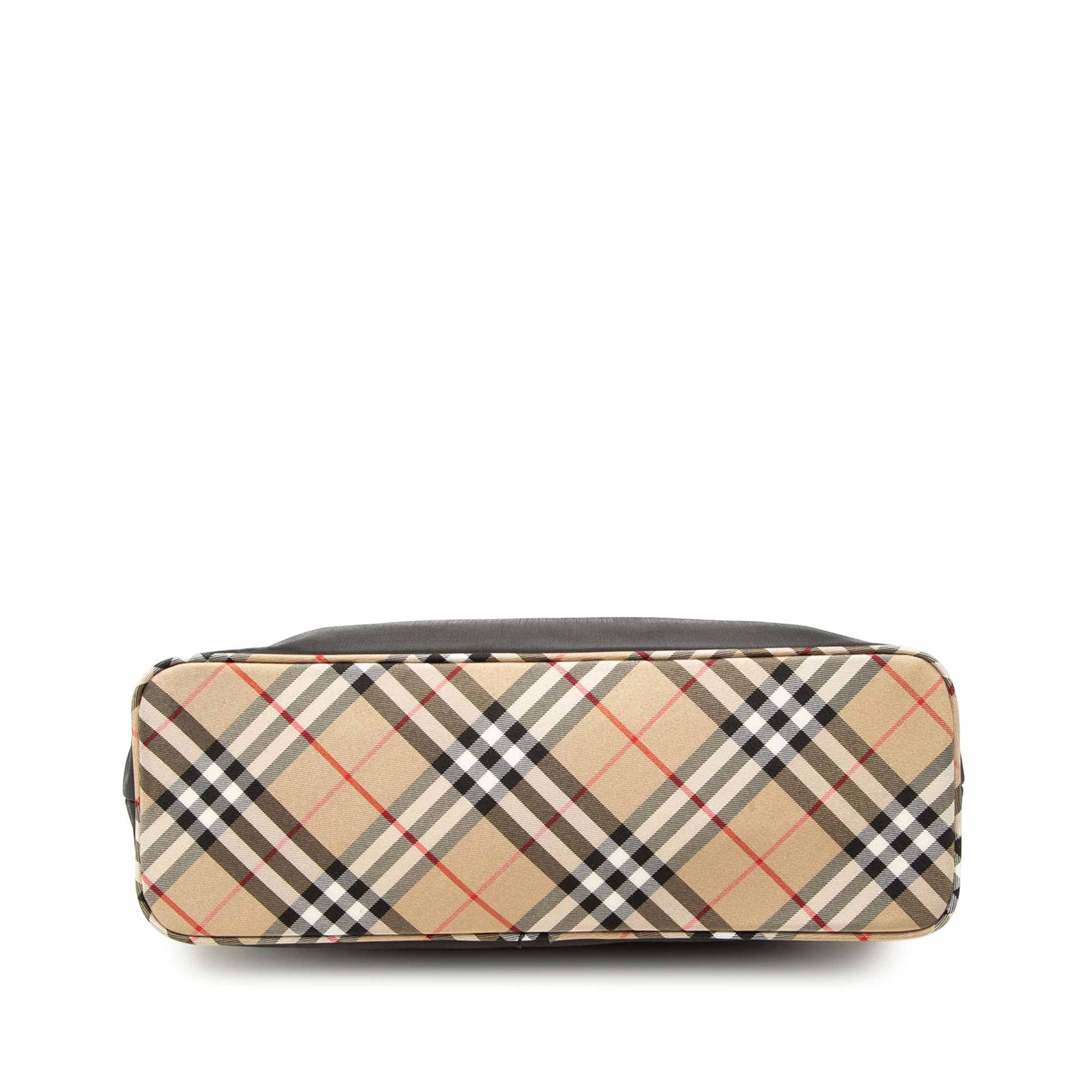 Burberry Nova Check Trimmed Nylon Shoulder Bag, från Luxclusif, i färgen svart. Klicka för att öppna bilden i stort format