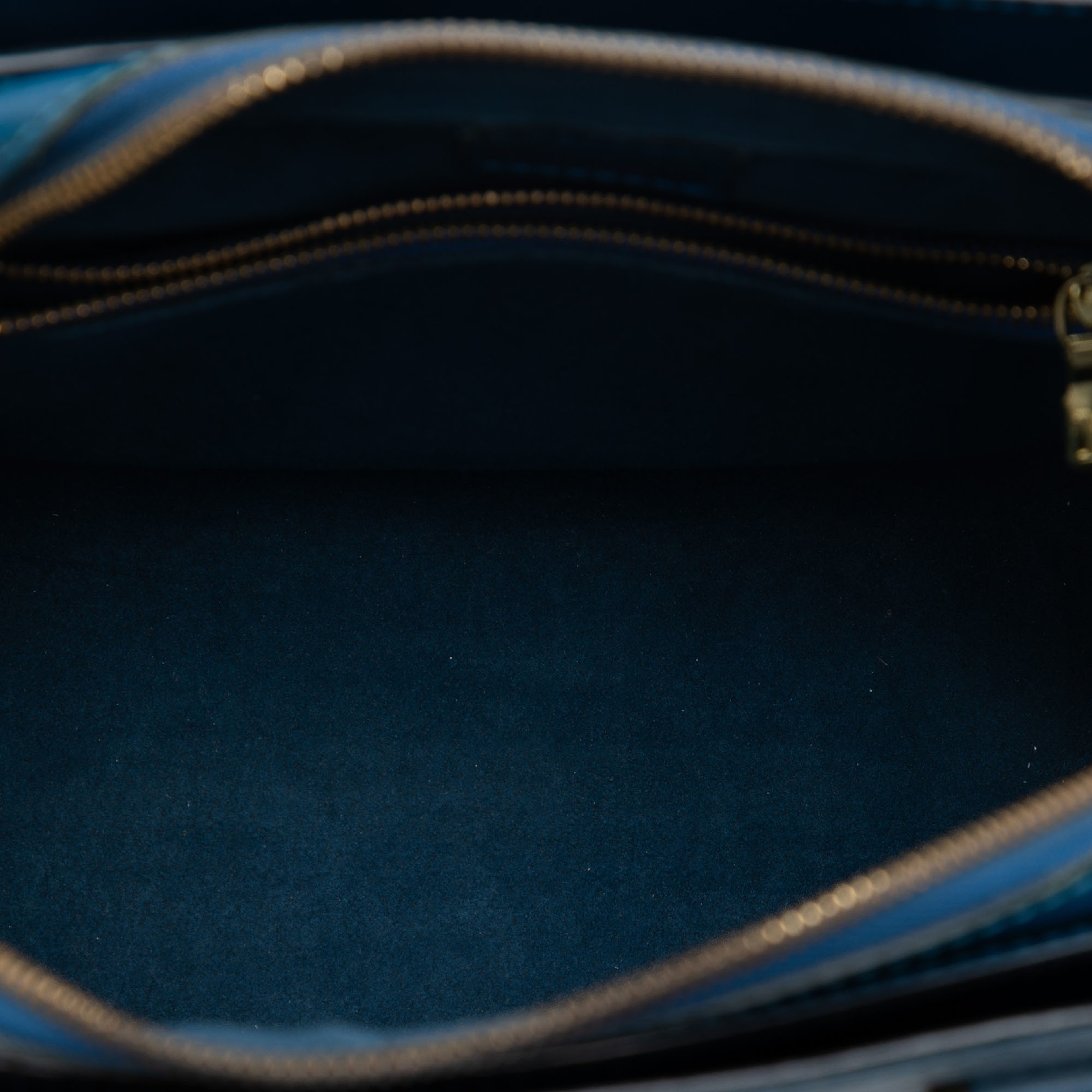 Louis Vuitton Epi Pont Neuf Pm, från Luxclusif, i färgen blue. Klicka för att öppna bilden i stort format