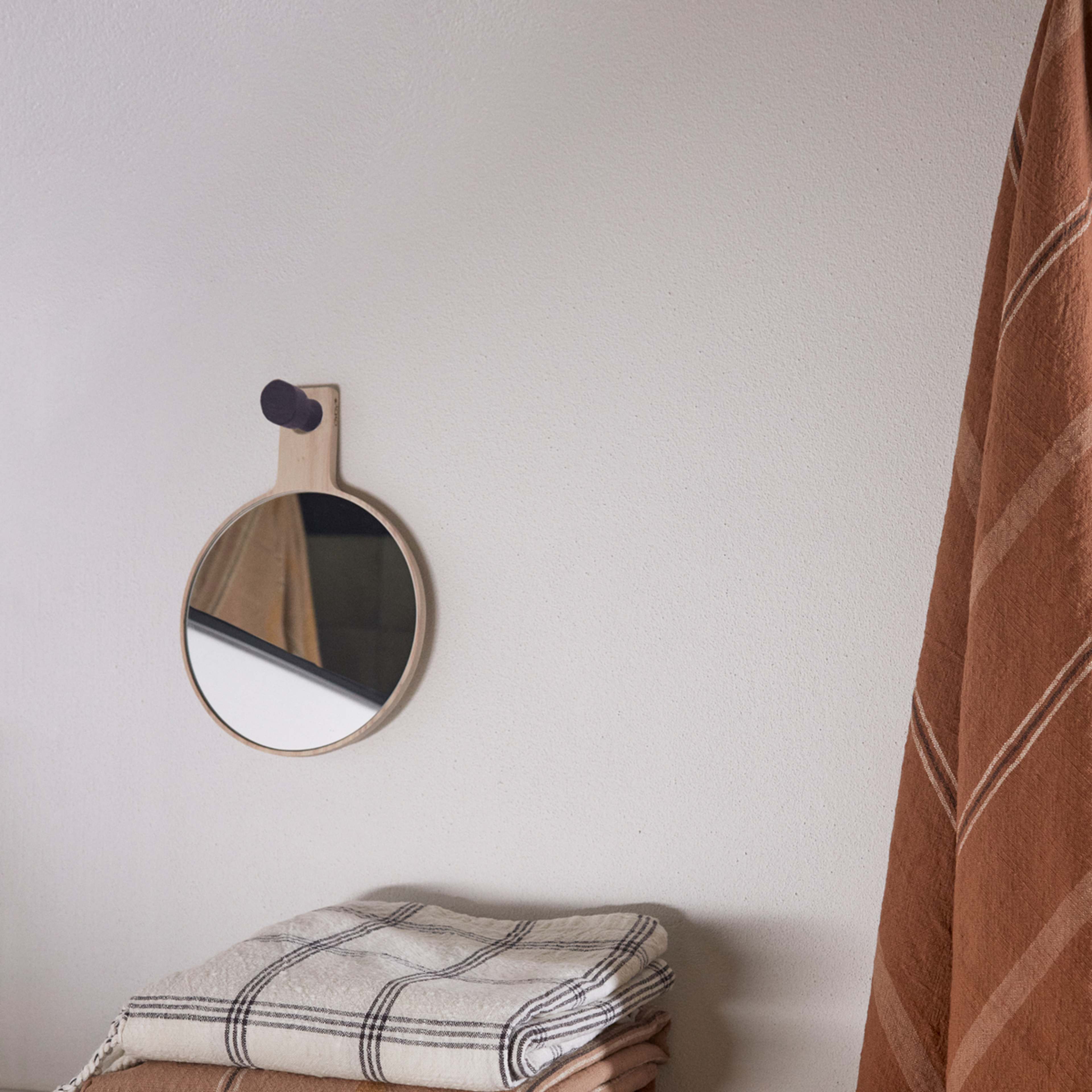 Kyoto Guest Towel, från OYOY Living, i färgen dark caramel. Klicka för att öppna bilden i stort format