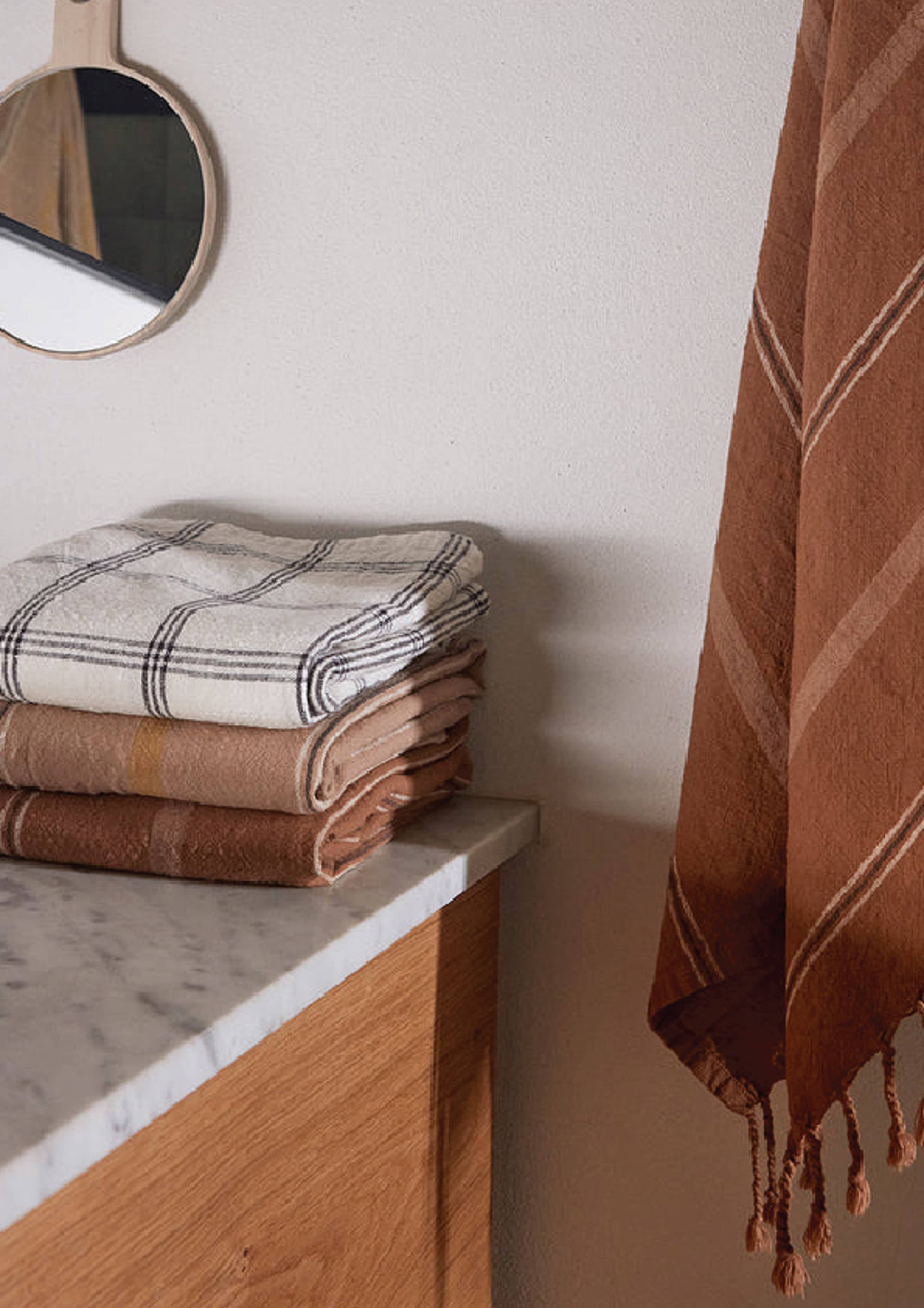 Kyoto Guest Towel, från OYOY Living, i färgen dark caramel. Klicka för att öppna bilden i stort format