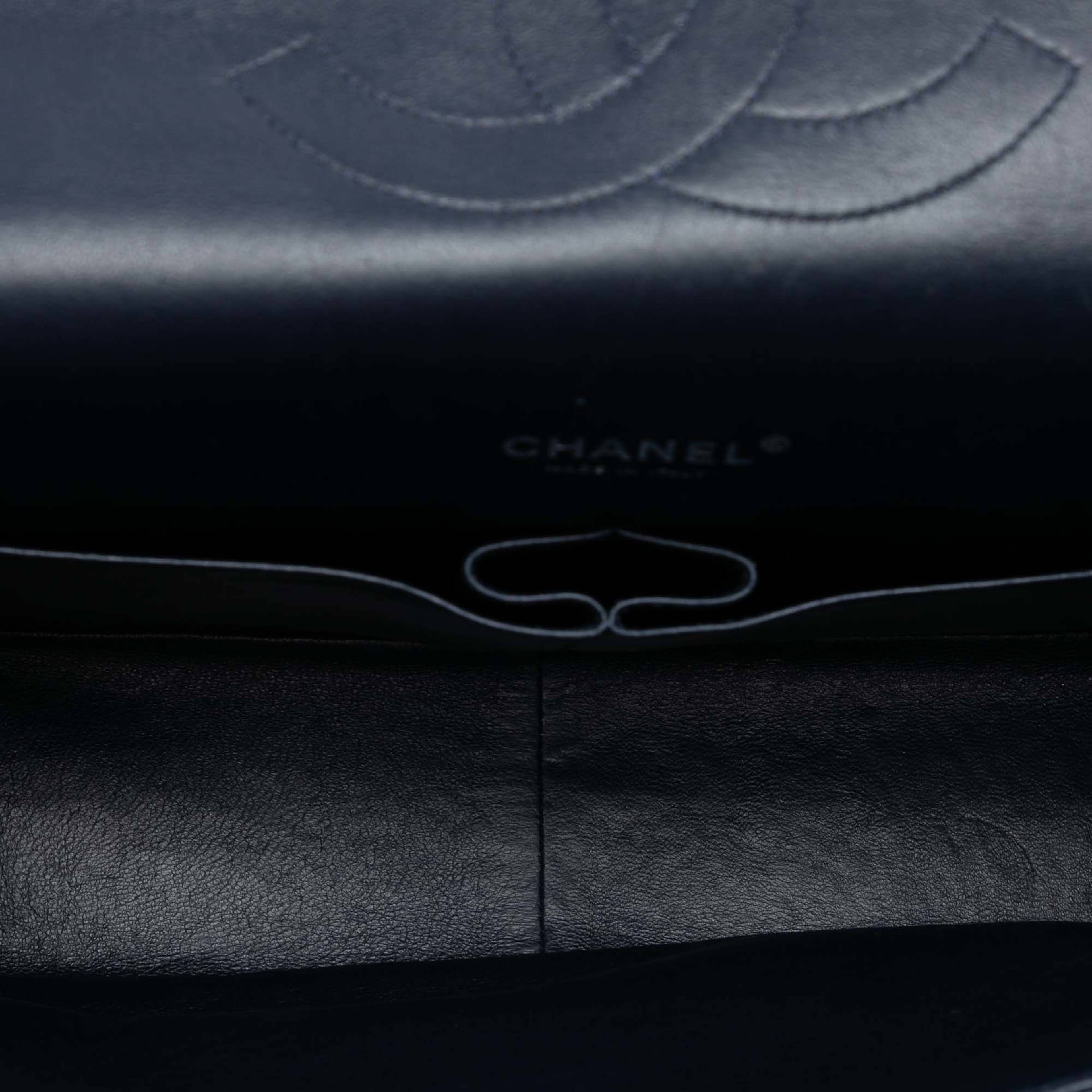 Chanel Maxi Classic Caviar Double Flap, från Luxclusif, i färgen navy. Klicka för att öppna bilden i stort format