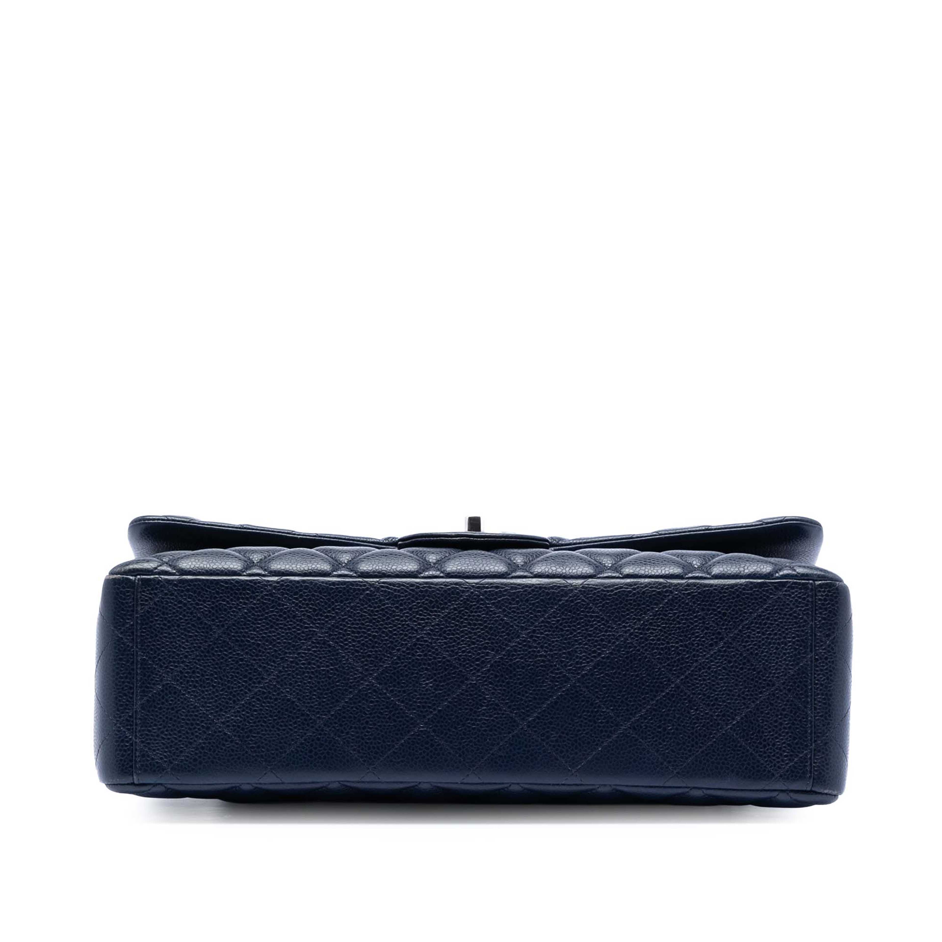 Chanel Maxi Classic Caviar Double Flap, från Luxclusif, i färgen navy. Klicka för att öppna bilden i stort format