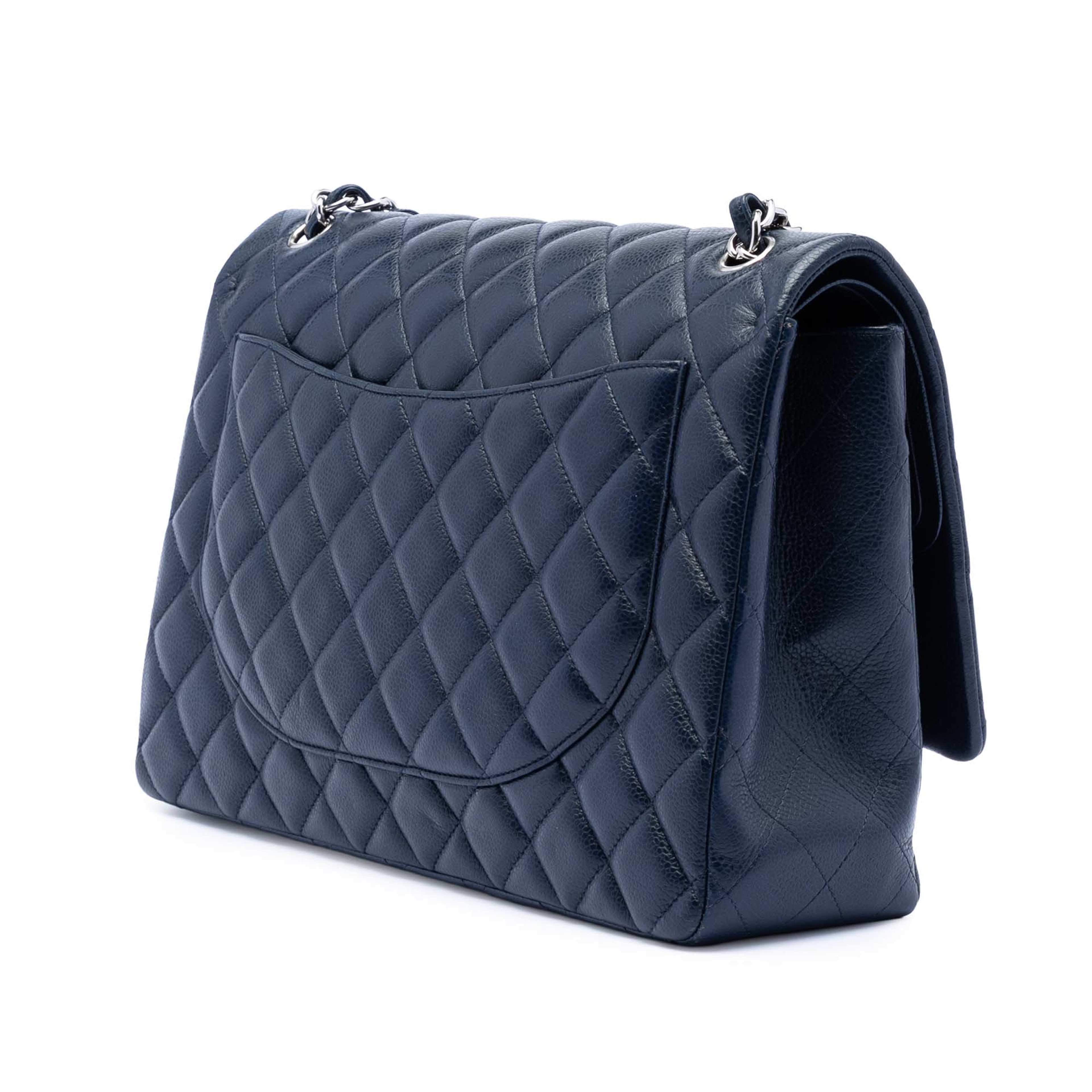 Chanel Maxi Classic Caviar Double Flap, från Luxclusif, i färgen navy. Klicka för att öppna bilden i stort format