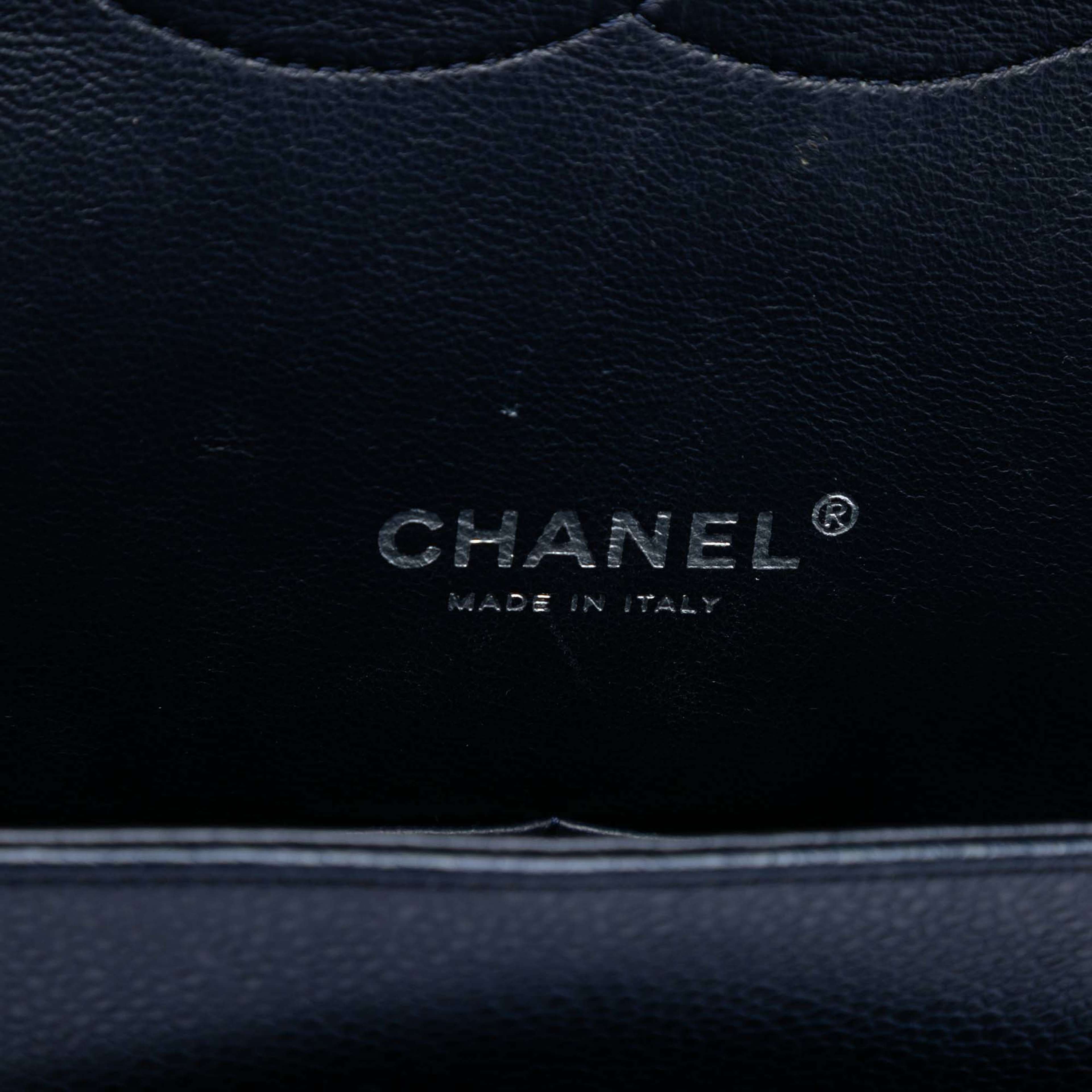 Chanel Maxi Classic Caviar Double Flap, från Luxclusif, i färgen navy. Klicka för att öppna bilden i stort format