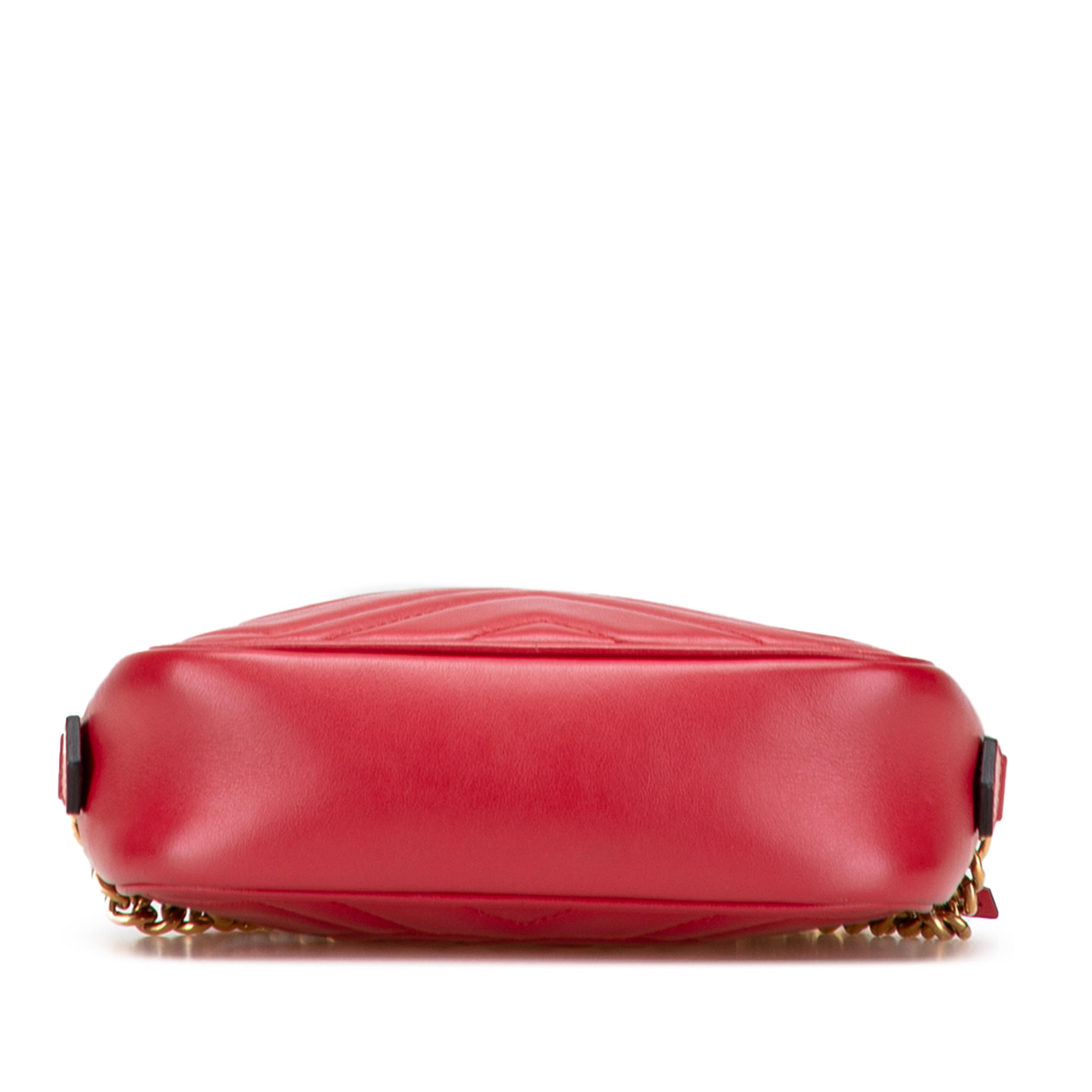 Gucci Mini Gg Marmont Matelasse Leather Crossbody, från Luxclusif, i färgen röd. Klicka för att öppna bilden i stort format