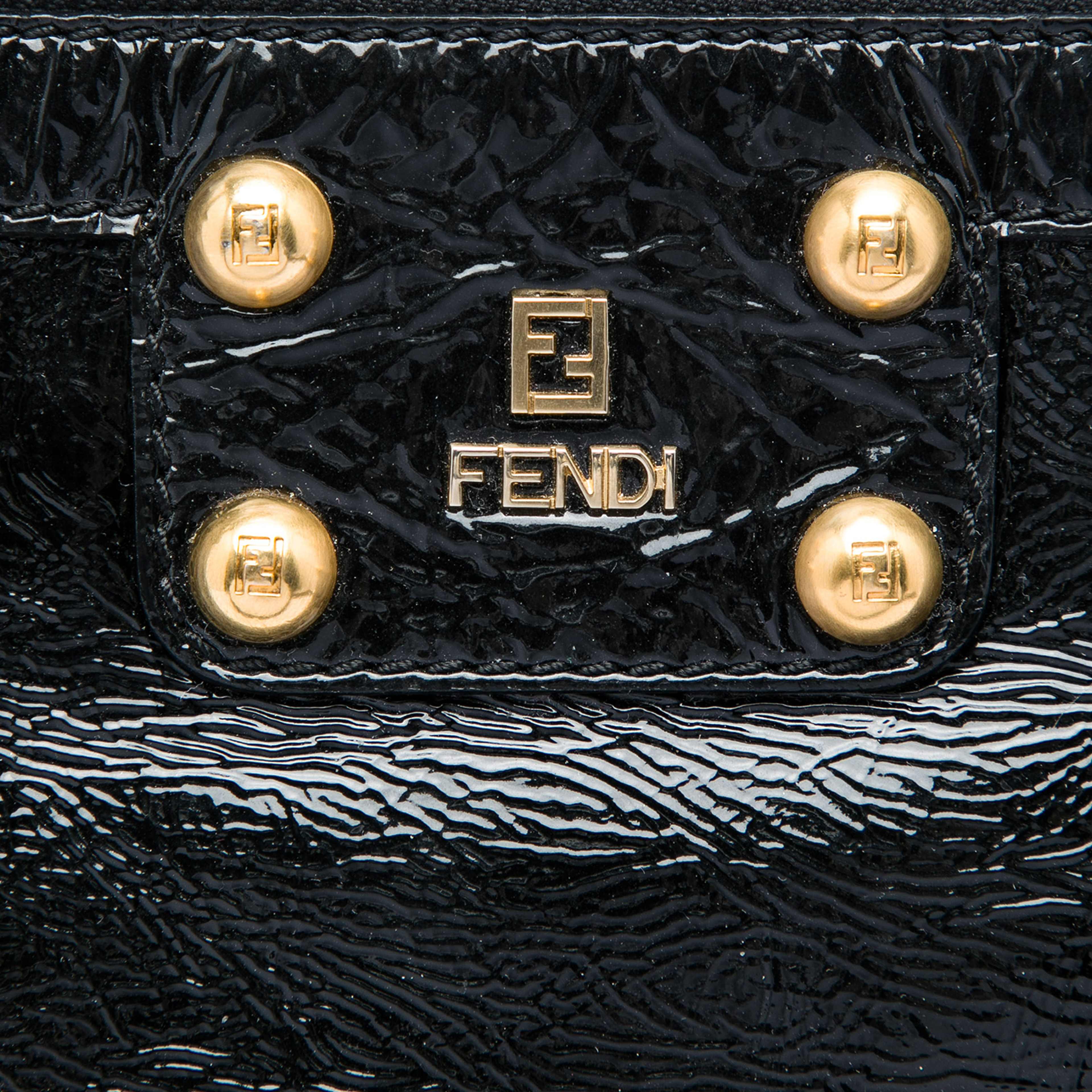 Fendi Crinkled Patent Crossbody, från Luxclusif, i färgen svart. Klicka för att öppna bilden i stort format