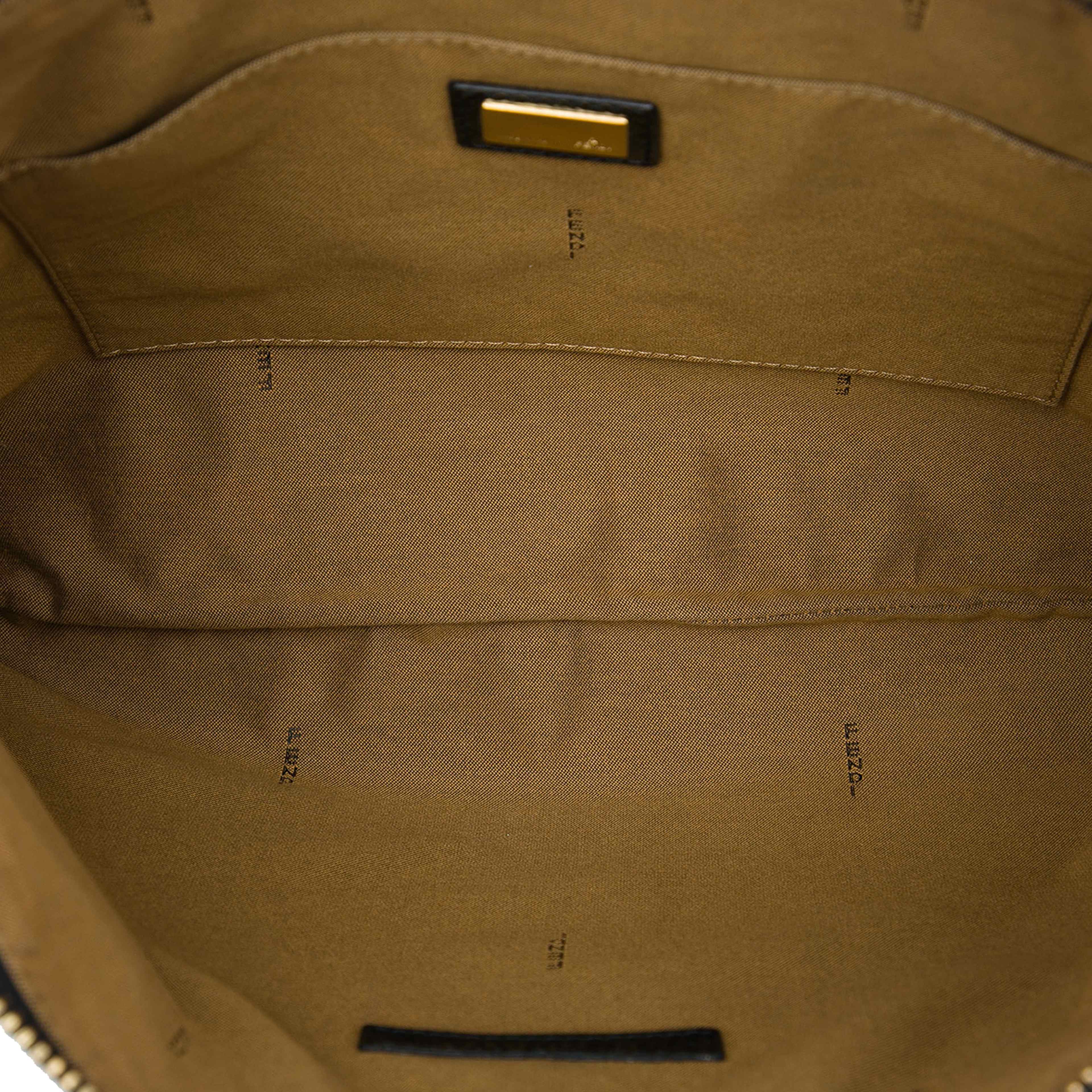 Fendi Crinkled Patent Crossbody, från Luxclusif, i färgen svart. Klicka för att öppna bilden i stort format