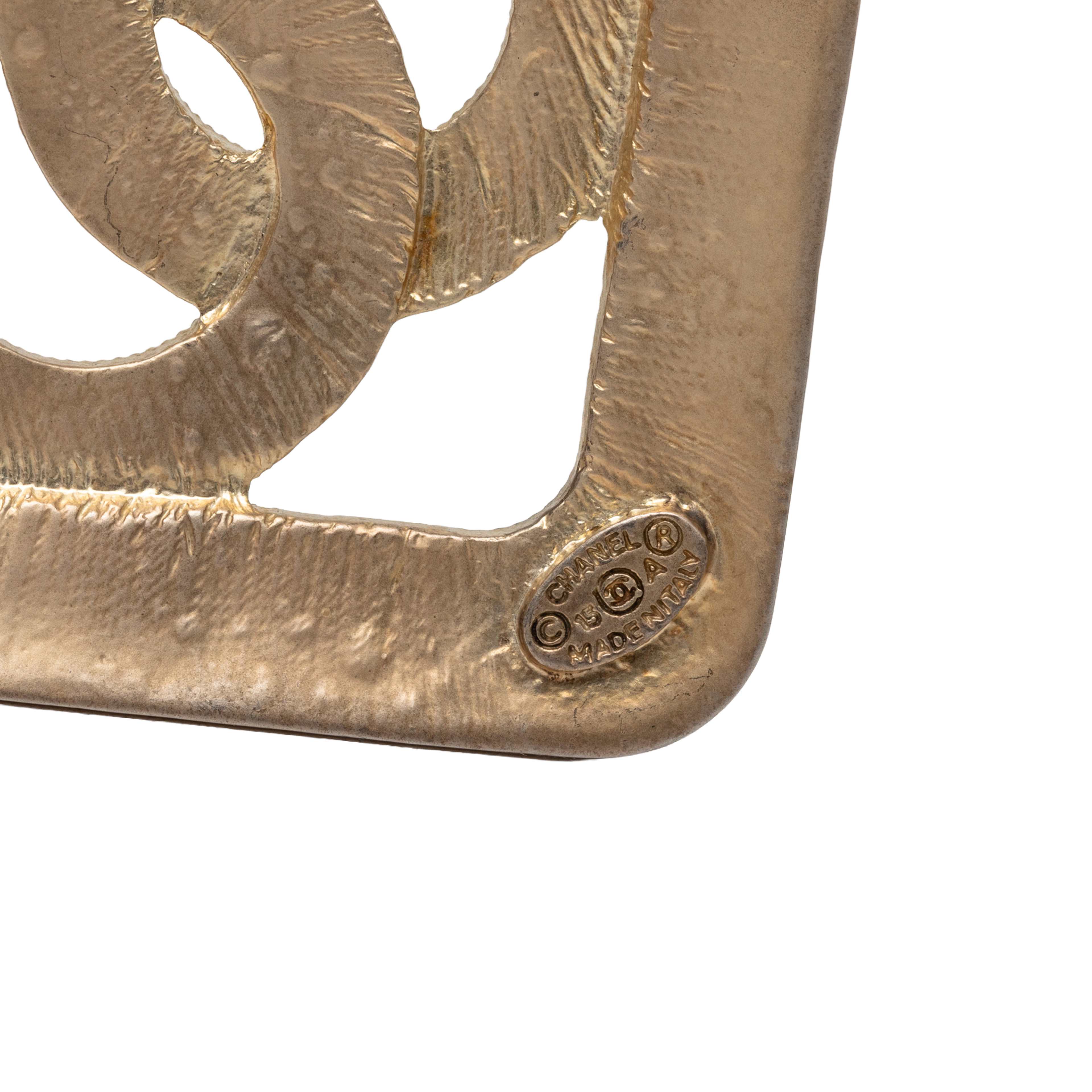 Chanel Cc Gold Plated Rhombus Brooch, från Luxclusif, i färgen guld. Klicka för att öppna bilden i stort format