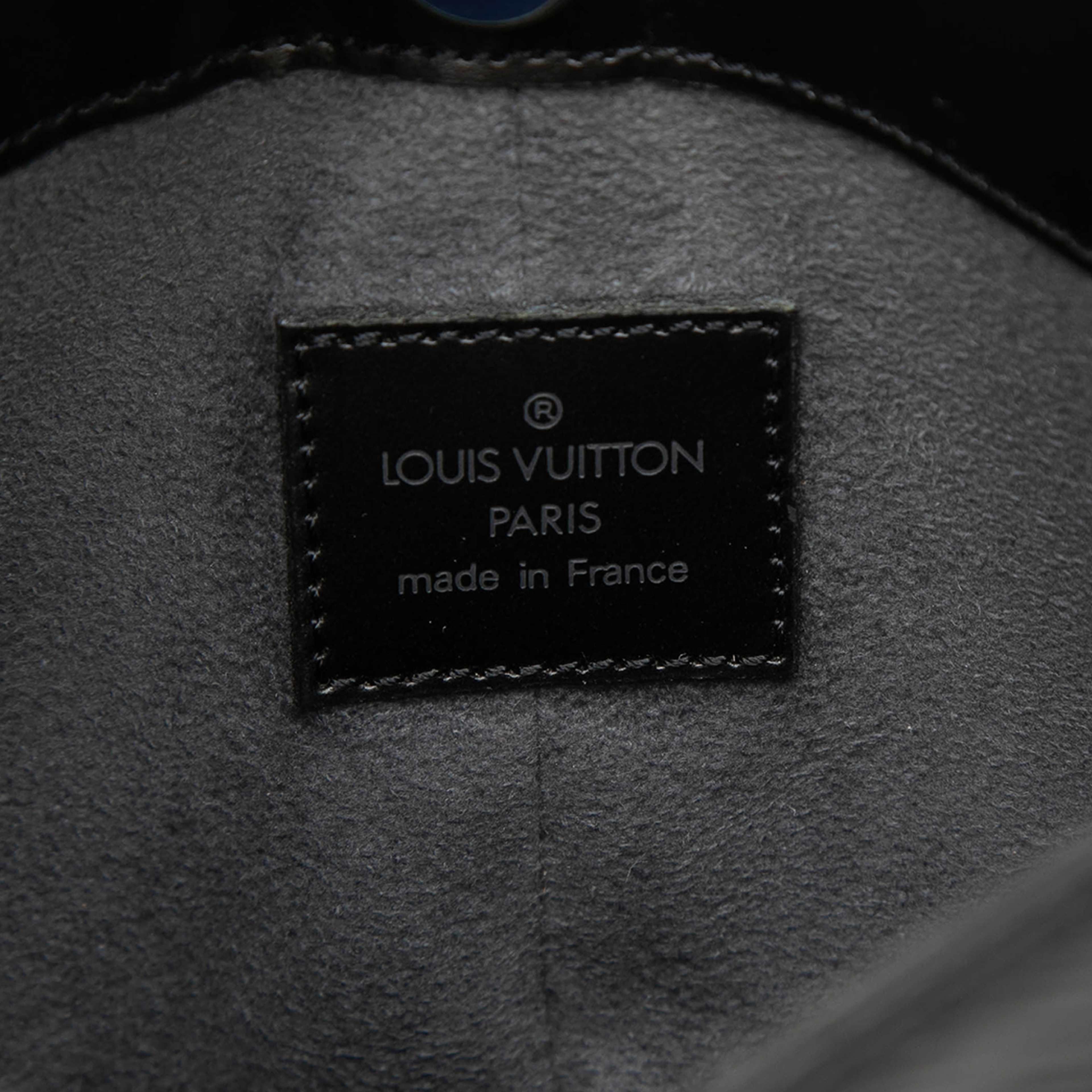 Louis Vuitton Epi Demi Lune Pochette, från Luxclusif, i färgen black. Klicka för att öppna bilden i stort format