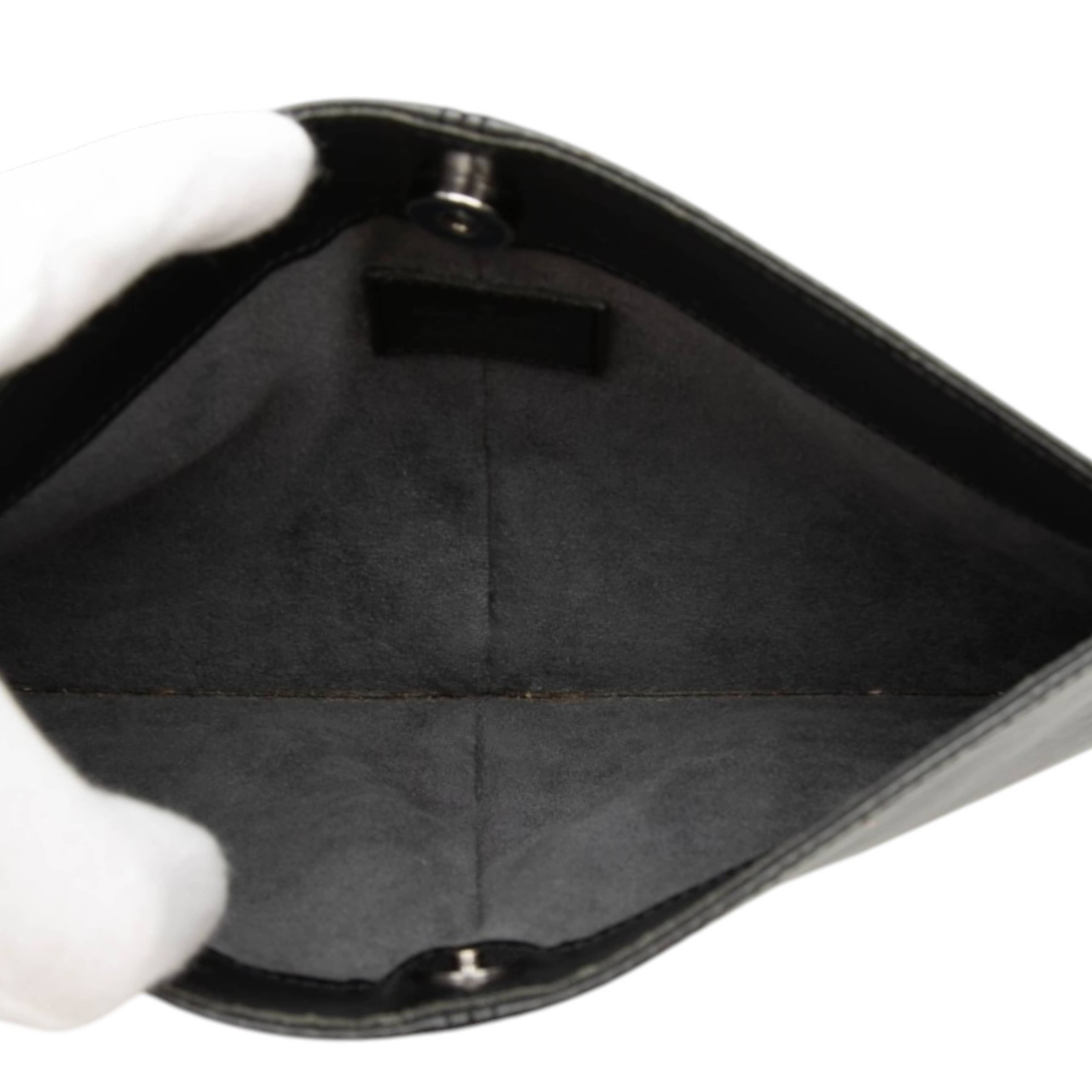 Louis Vuitton Epi Demi Lune Pochette, från Luxclusif, i färgen black. Klicka för att öppna bilden i stort format