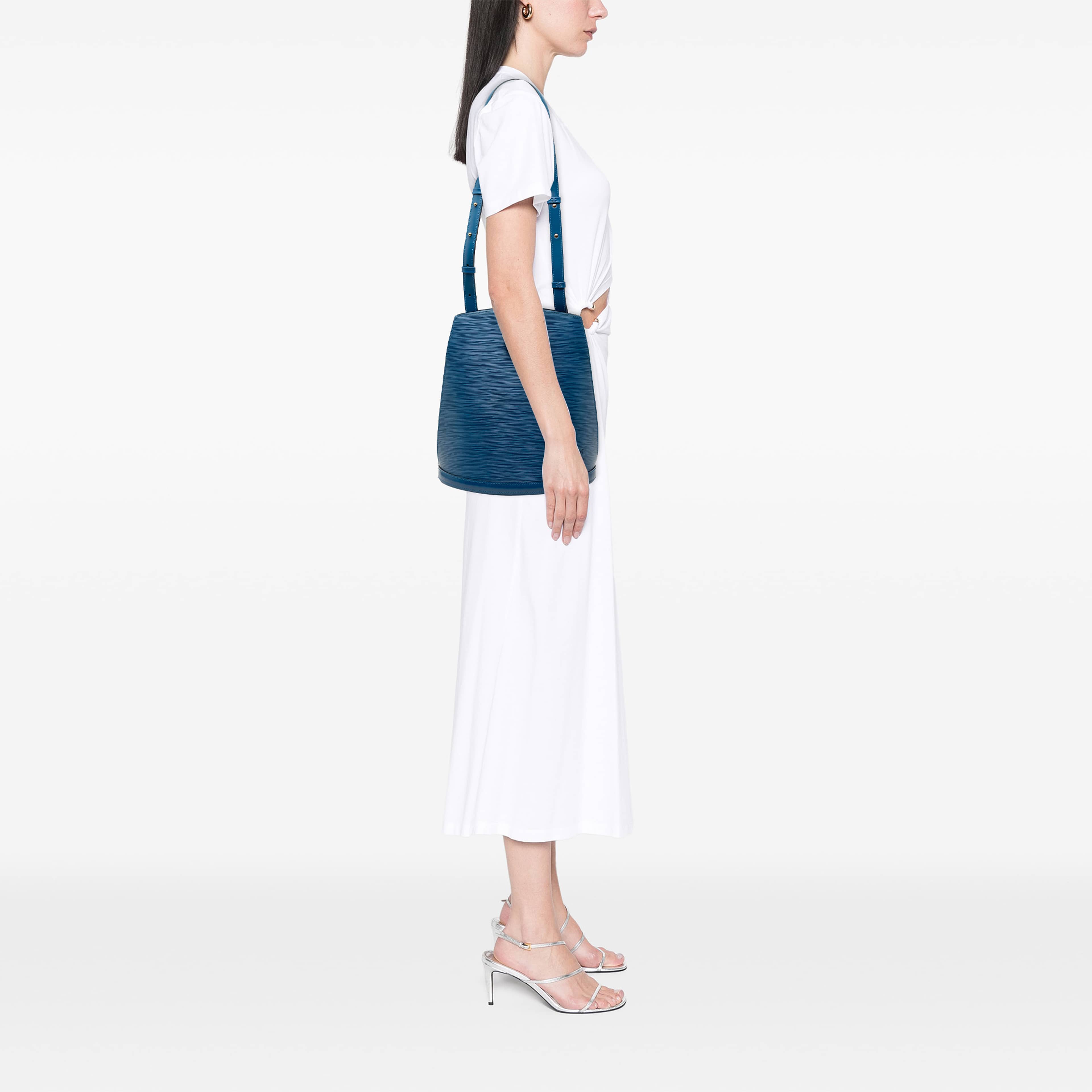 Louis Vuitton Epi Cluny, från Luxclusif, i färgen blå. Klicka för att öppna bilden i stort format